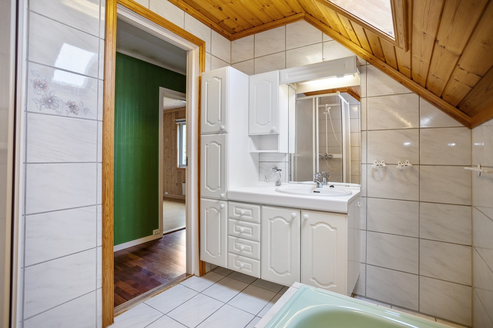 Badet har god størrelse og rom for oppgradering etter eget ønske. Galleribilde