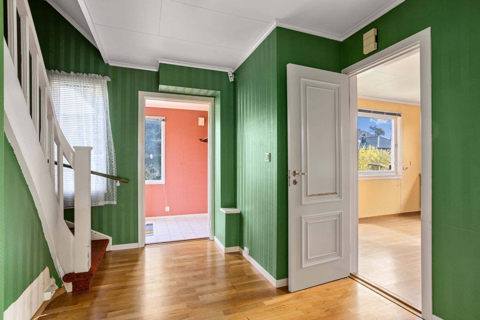 Fra vindfanget er det direkte tilgang til hall og videre til oppholdsrom. Galleribilde