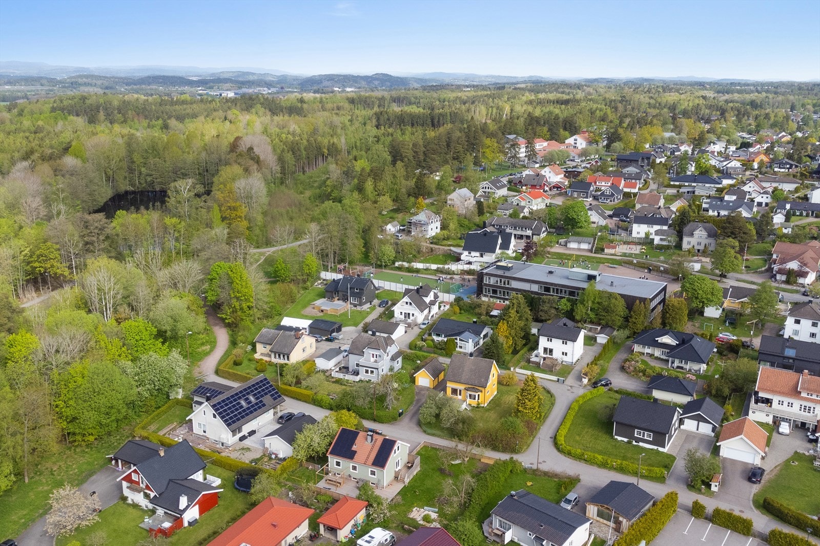 Kort gangavstand til skoler, barnehager og dagligvare. Galleribilde