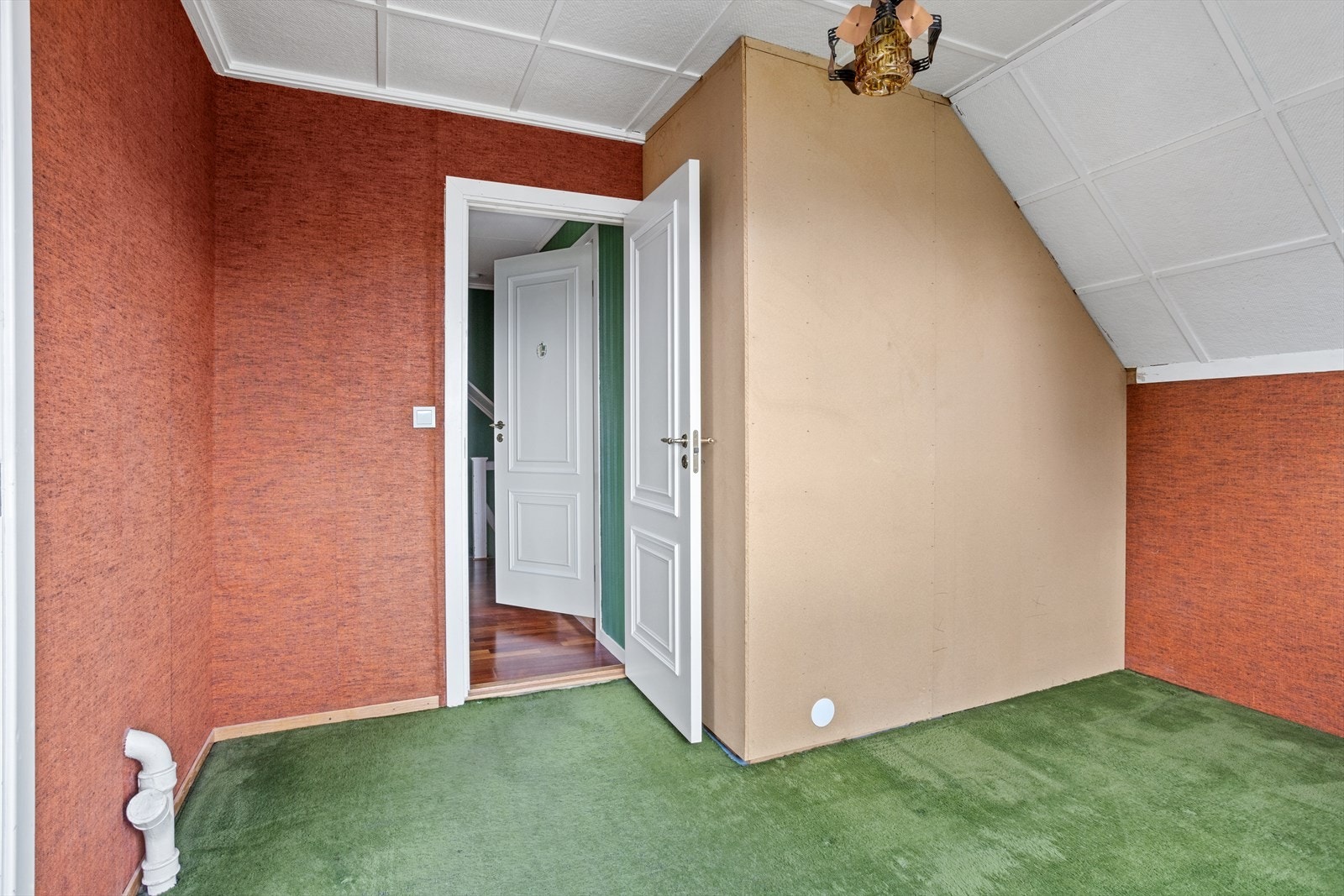Samtlige rom har god plass til dobbeltseng og det er god plass for klesoppbevaring i soner hvor det kan monteres garderobeskap. Galleribilde