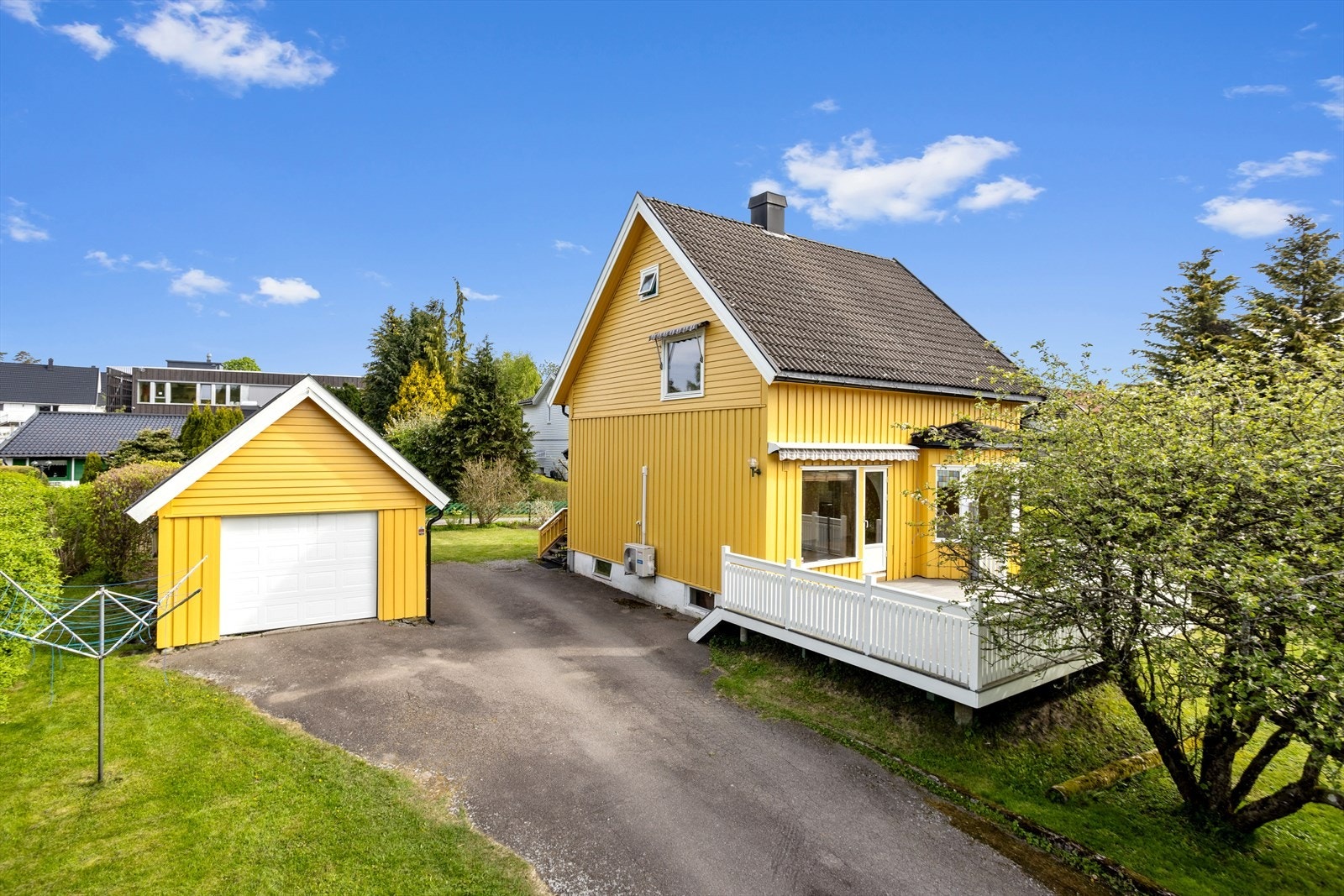 Klassisk arkitektur med saltak og vinduer i ulike høyder, samt oversiktlig adkomst fra Veslemøys vei og opp til inngangspartiet. Galleribilde