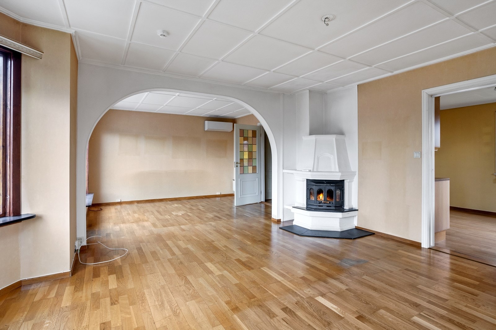 Her er det god plass til oppdekking av rundt spisestuebord. I øvrige del av stuen er det god plass til sofa-/loungemøbler. Galleribilde