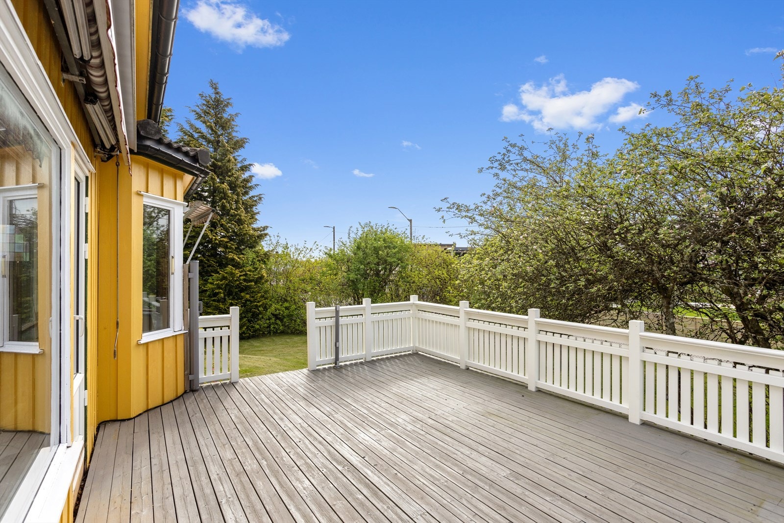 Sydvendt terrasse på ca. 26 m² med gode solforhold. Galleribilde