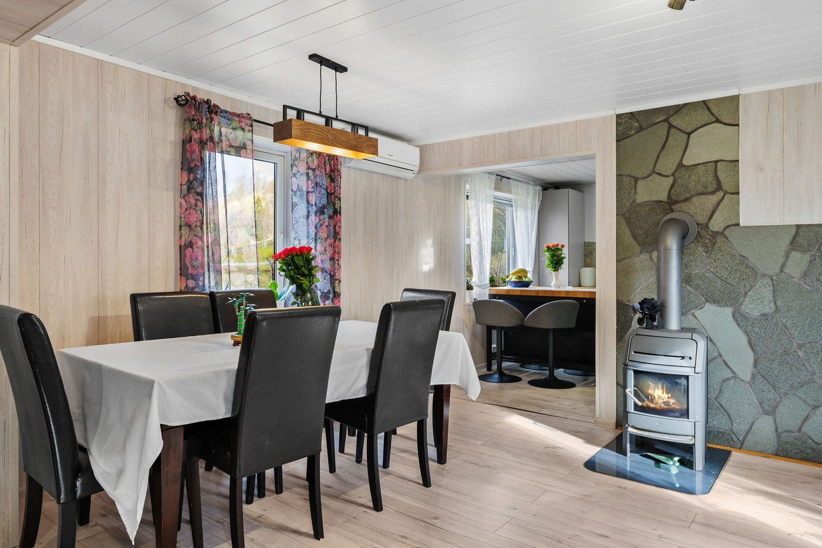 Videre er det tilkomst til boligens kjøkken Galleribilde