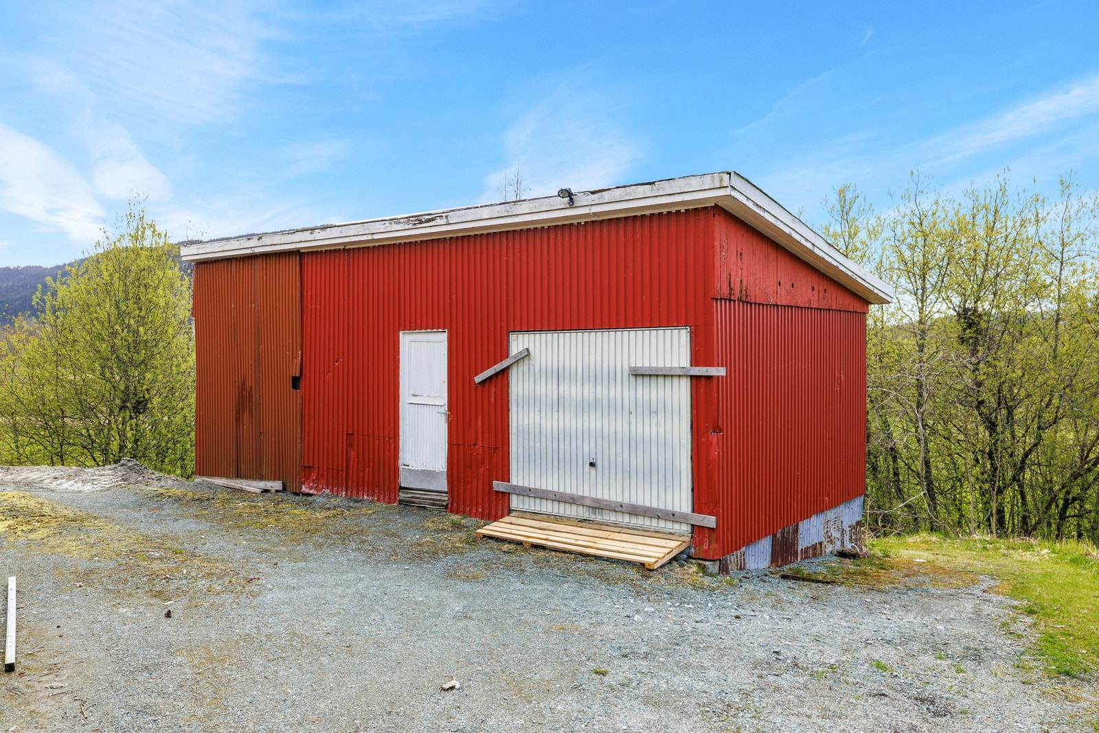 Eldre uthus/garasje Galleribilde