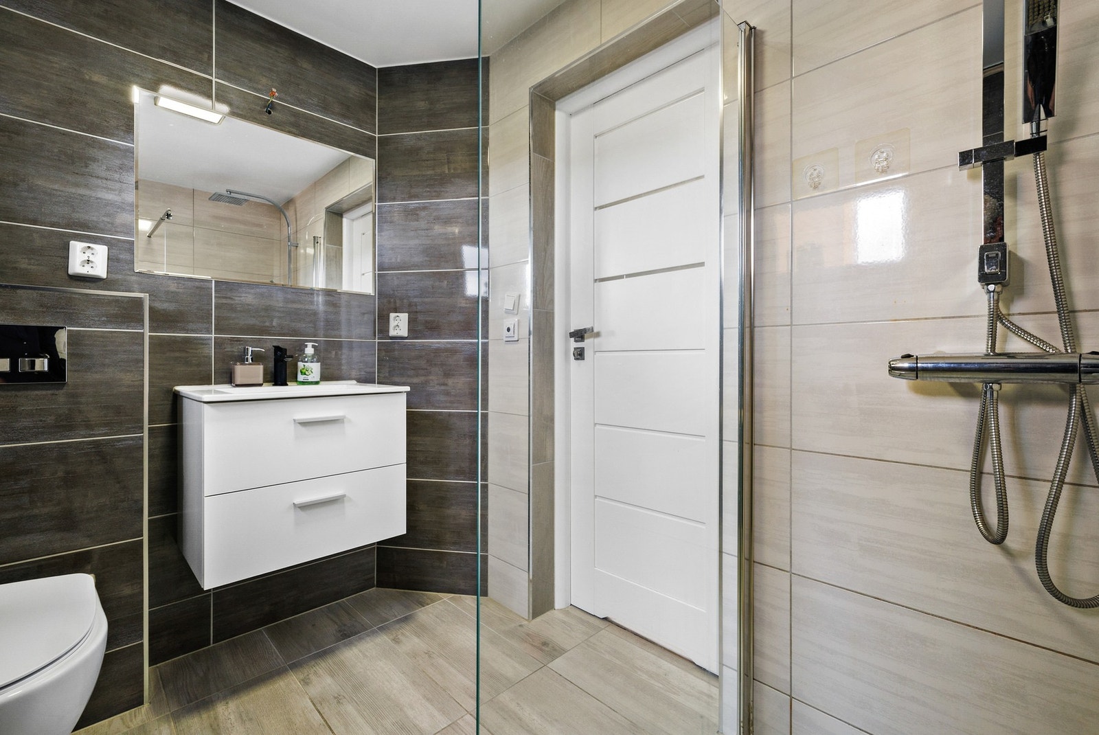 Overflater md fliser på gulv og vegger Galleribilde