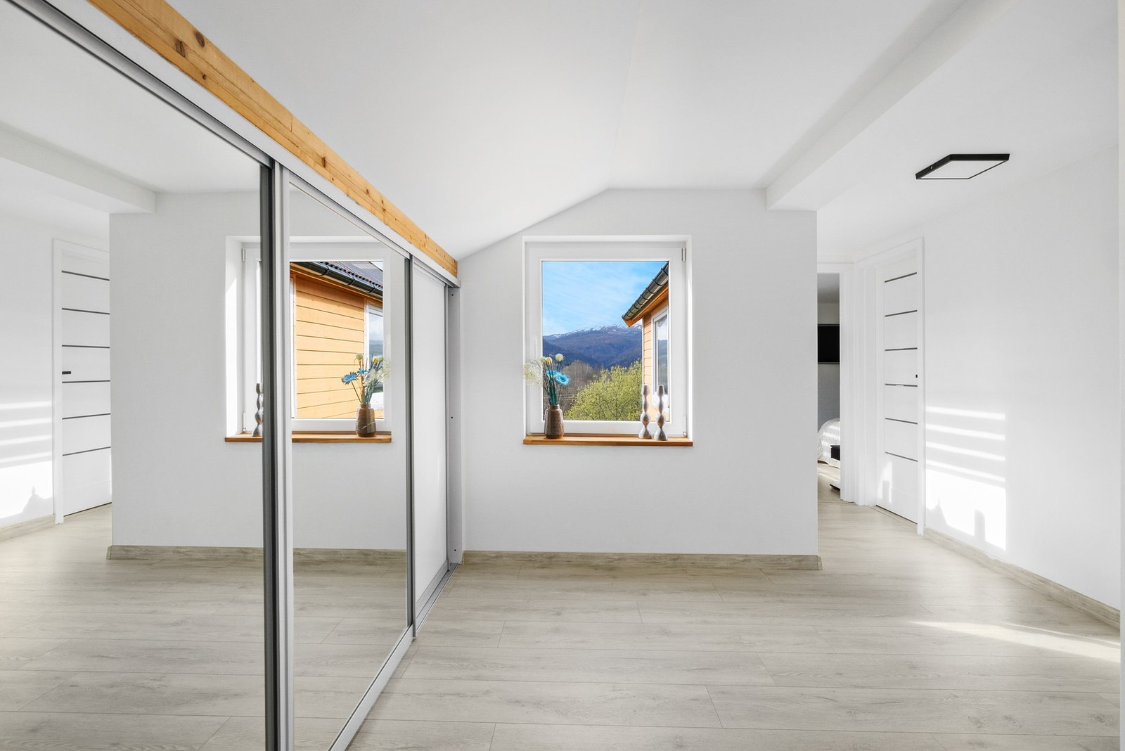 Funksjonelt og fint i 2.etasje. Praktisk garderobeløsning Galleribilde