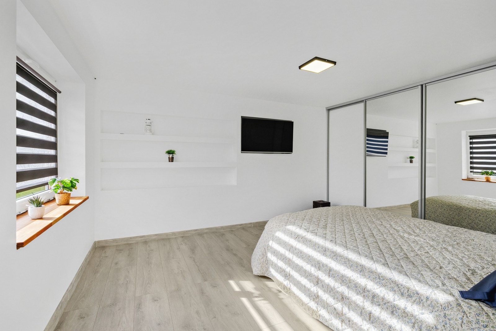 Stort hovedsoverom med praktisk garderobeløsning Galleribilde