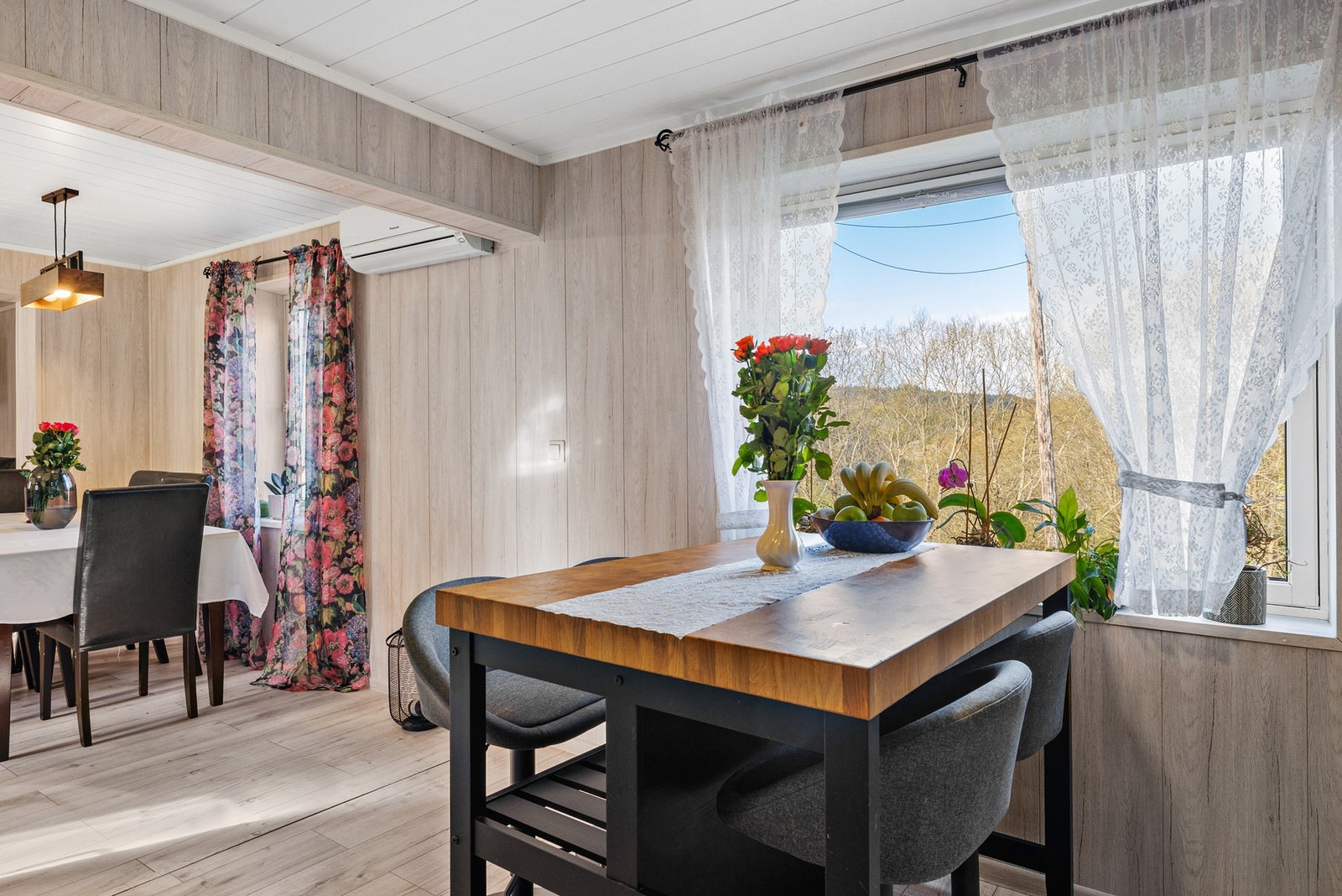 Hyggelig sone for spisegruppe Galleribilde