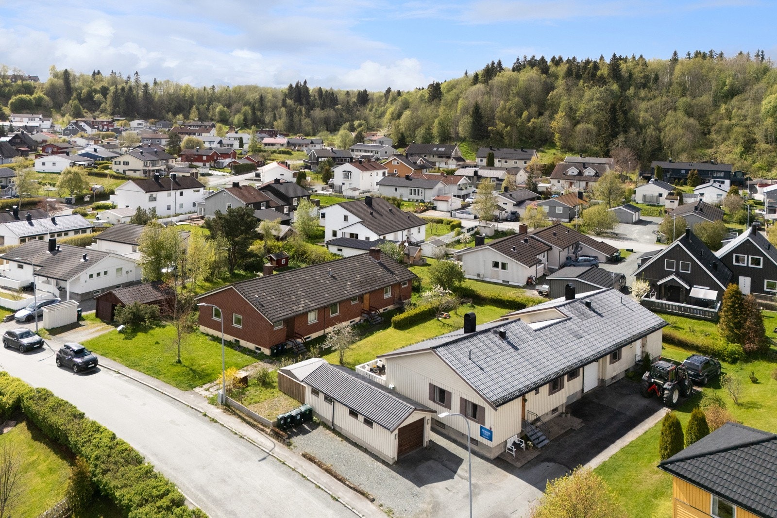 Eiendommen har en familievennlig beliggenhet med gangavstand til skole, barnehager, dagligvare og fine turområder ved Nedre og Øvre Leirfoss. Eiendommen er opparbeidet med garasje, redskapsbod, terrasse på 30 kvm og en flott hage med fine beplantninger. Galleribilde