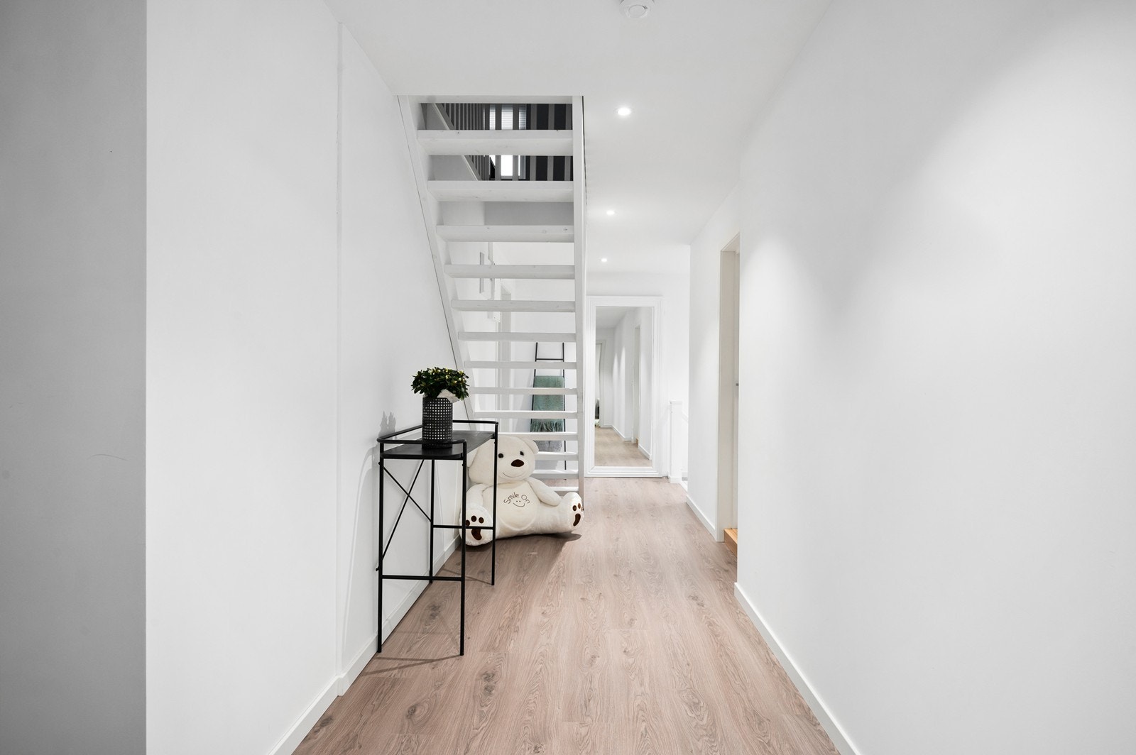 Lys mellomgang med trappegang til loftsetasjen Galleribilde