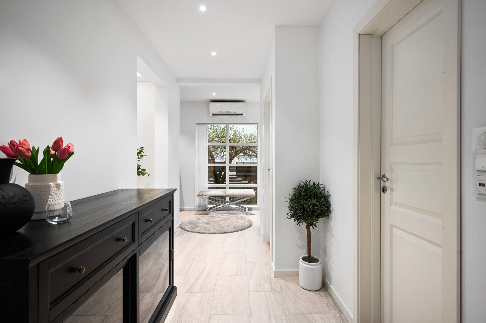 Det lyse slette overflater og downlights i taket Galleribilde