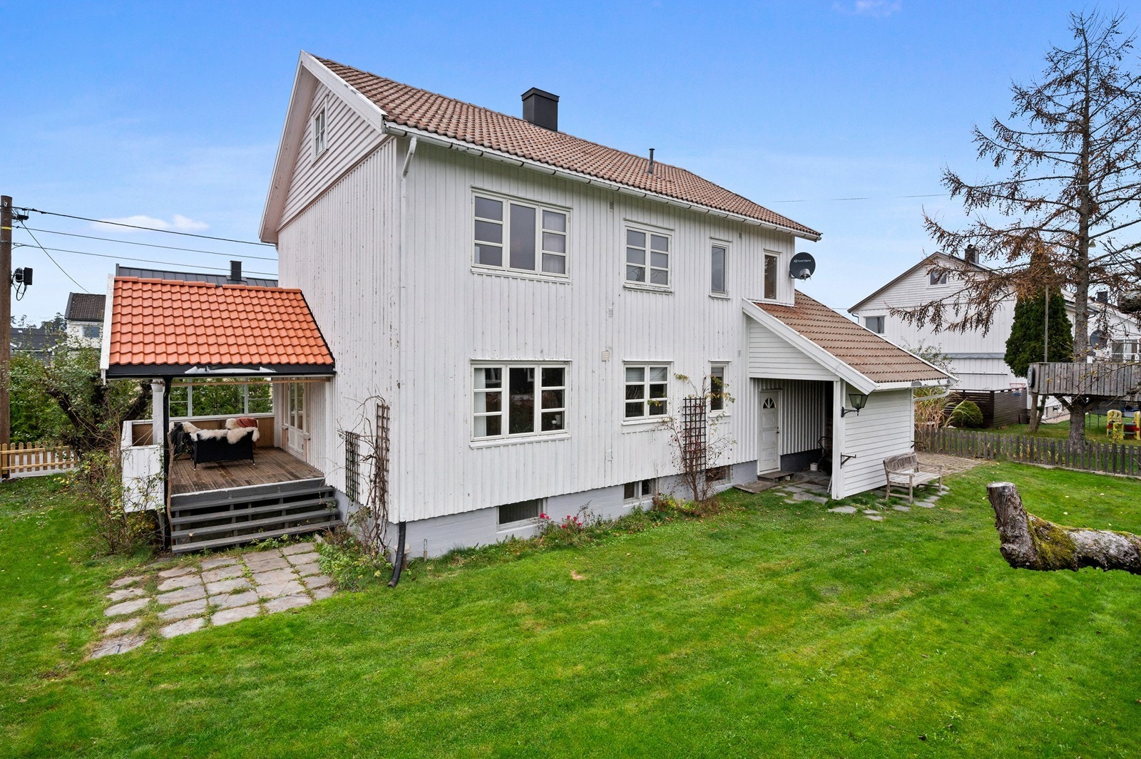 Boligen ligger på romlig eietomt på 635.7 m² - opparbeidet med gressplen og beplantning Galleribilde