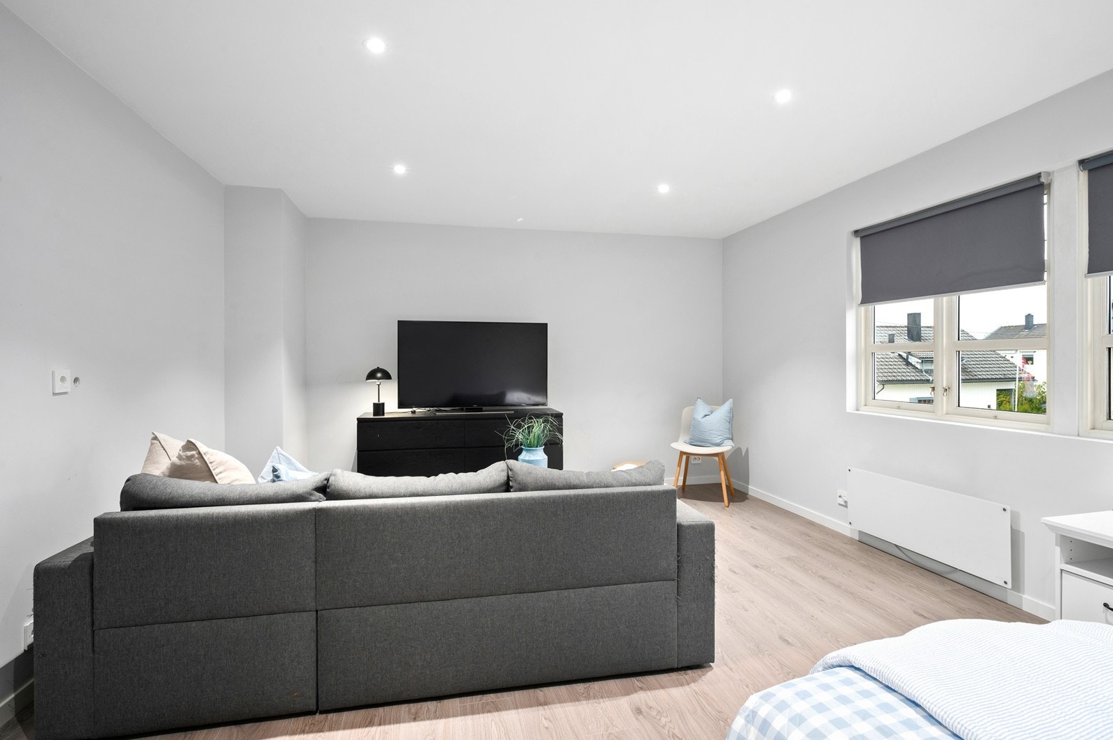 Det er plass til både en mindre sofa og dobbeltseng Galleribilde