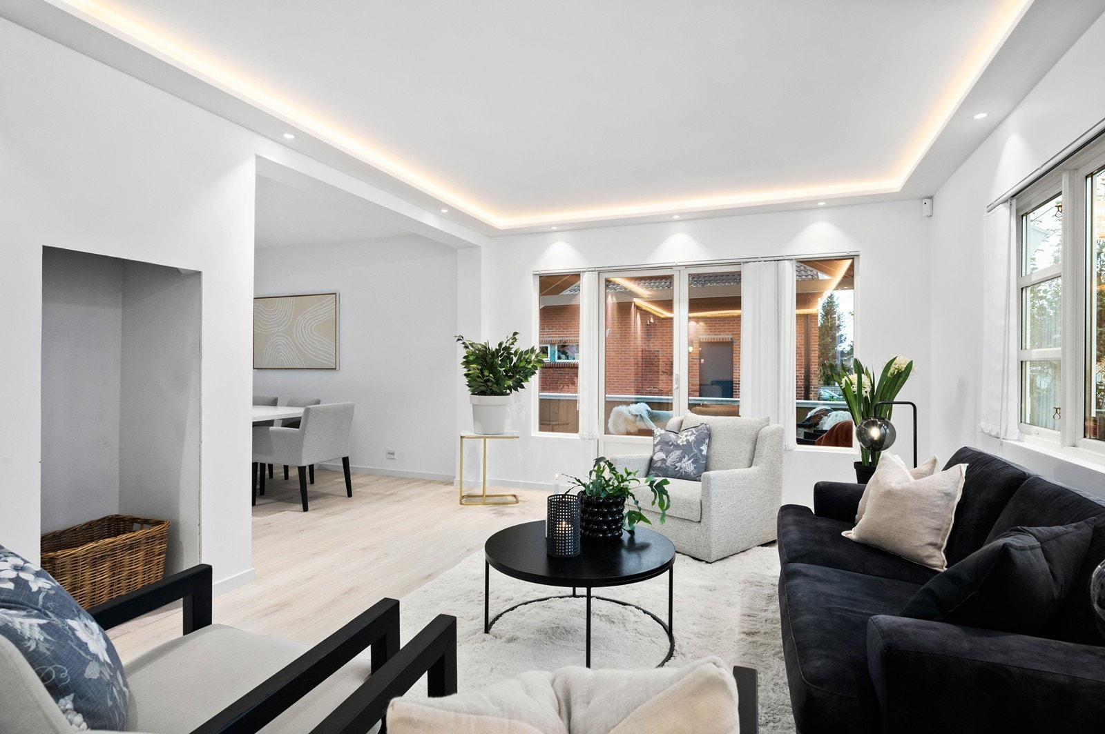 Det er lagt varmfolie under gulv i stua og det er effektiv lyssetting i form av down-lights Galleribilde
