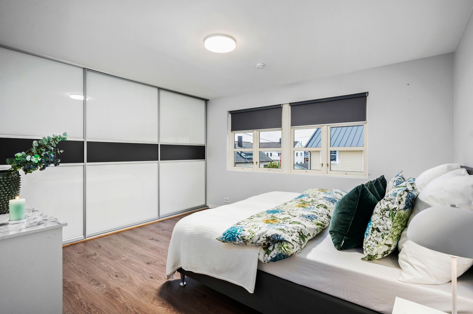 Soverom 2 i 2. etasje er også av god størrelse, med lyse overflater. Her er det god plass til dobbeltseng, I tillegg er det stor skyvedørsgarderobe med mye lagringsplass Galleribilde