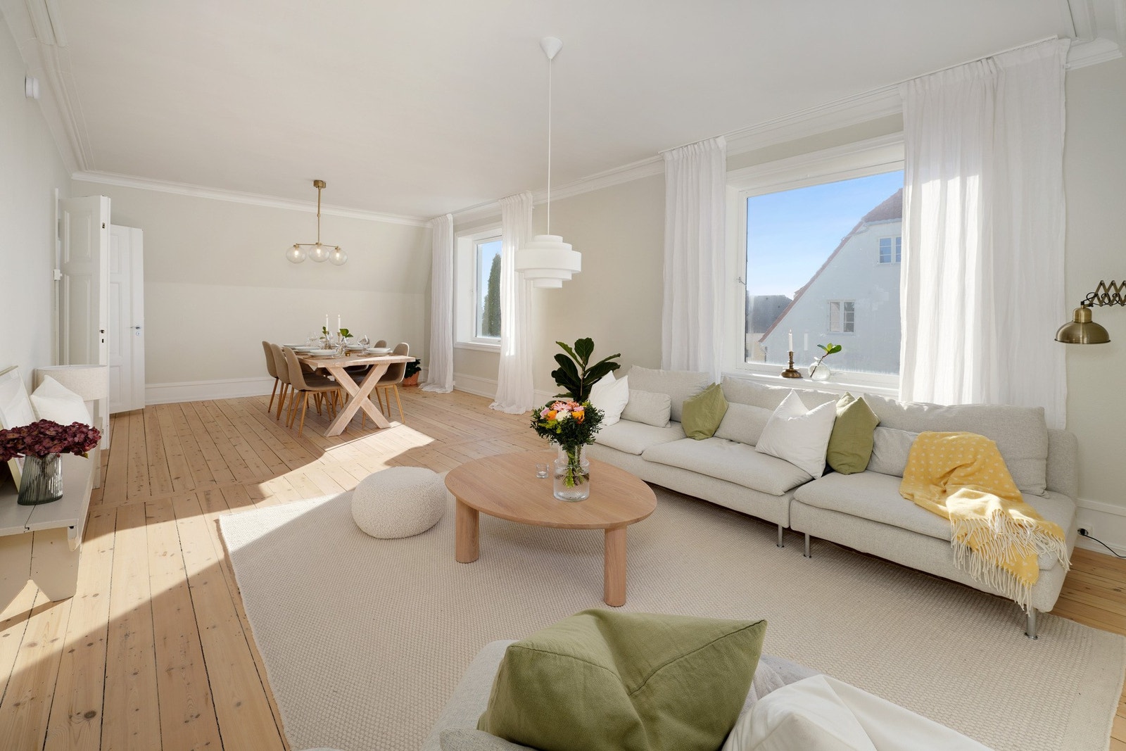 Pene, originale tregulv og store vinduer som slipper inn godt med lys. Galleribilde