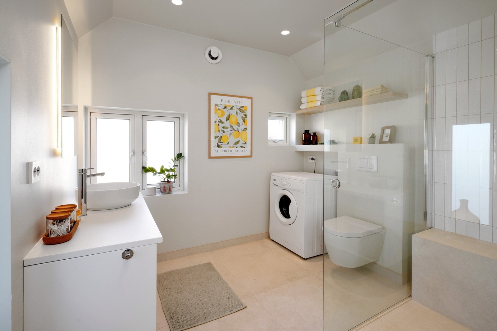 Meget lekkert bad oppusset i 2023. Her er det downlights i tak, varmekabler i gulv og store fliser. Til informasjon er vaskemaskin flyttet, og det er installert en ekstra bereder på samme sted. Galleribilde