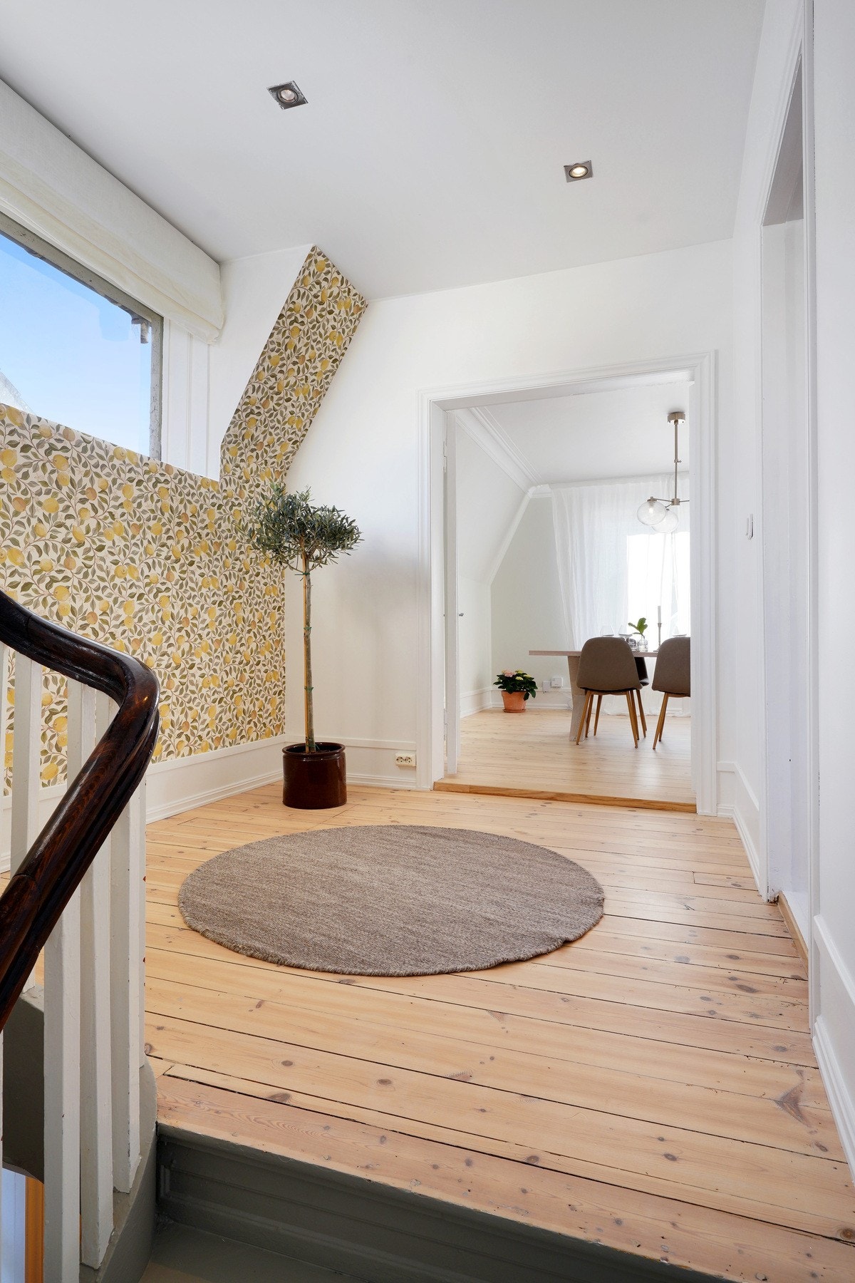 Trappen opp fra gangen nede tar deg til gangen i andre etasje. Galleribilde