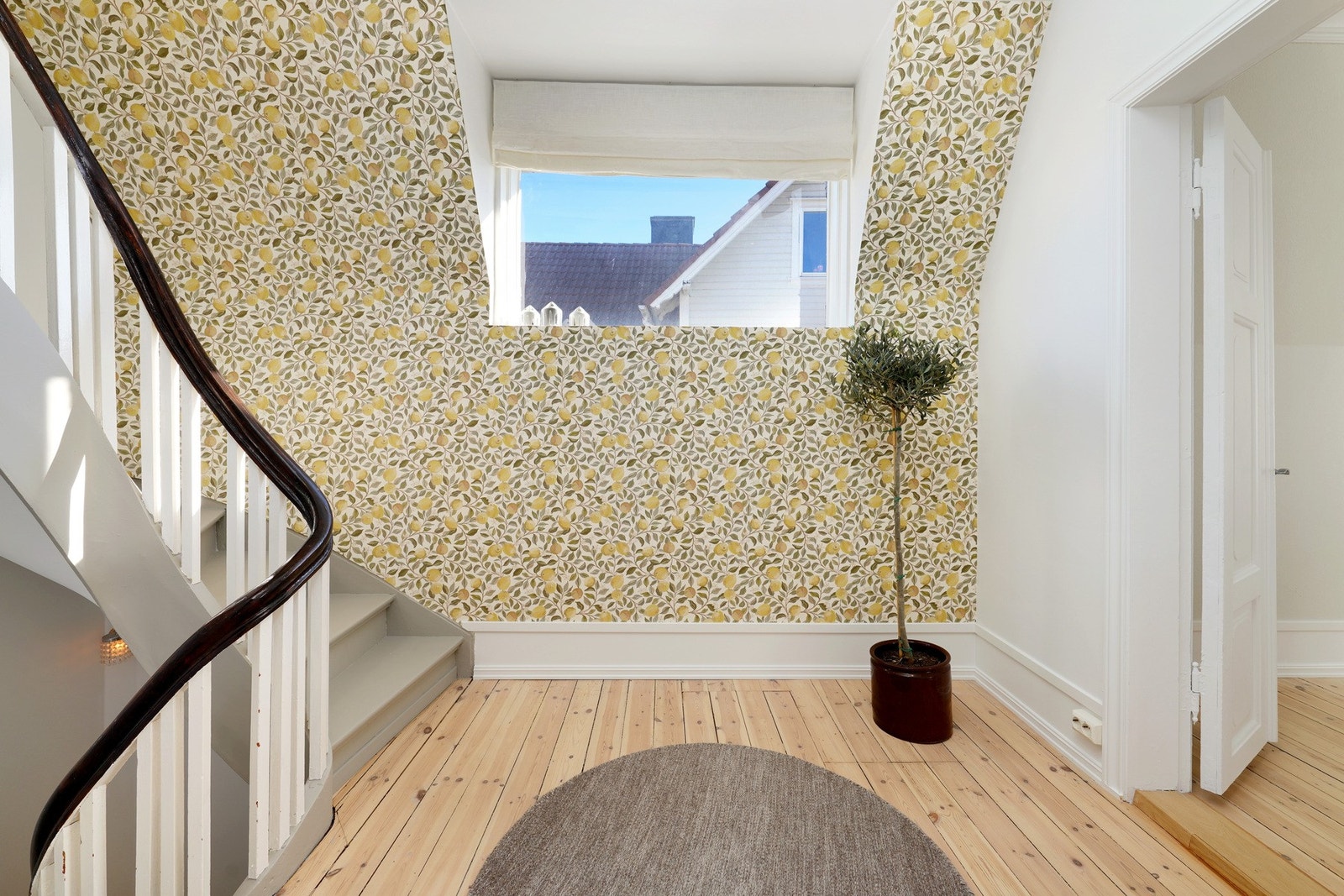 Fra gangen i andre etasje er tilgang til stue og kjøkken - og trapp videre opp til loftet. Galleribilde