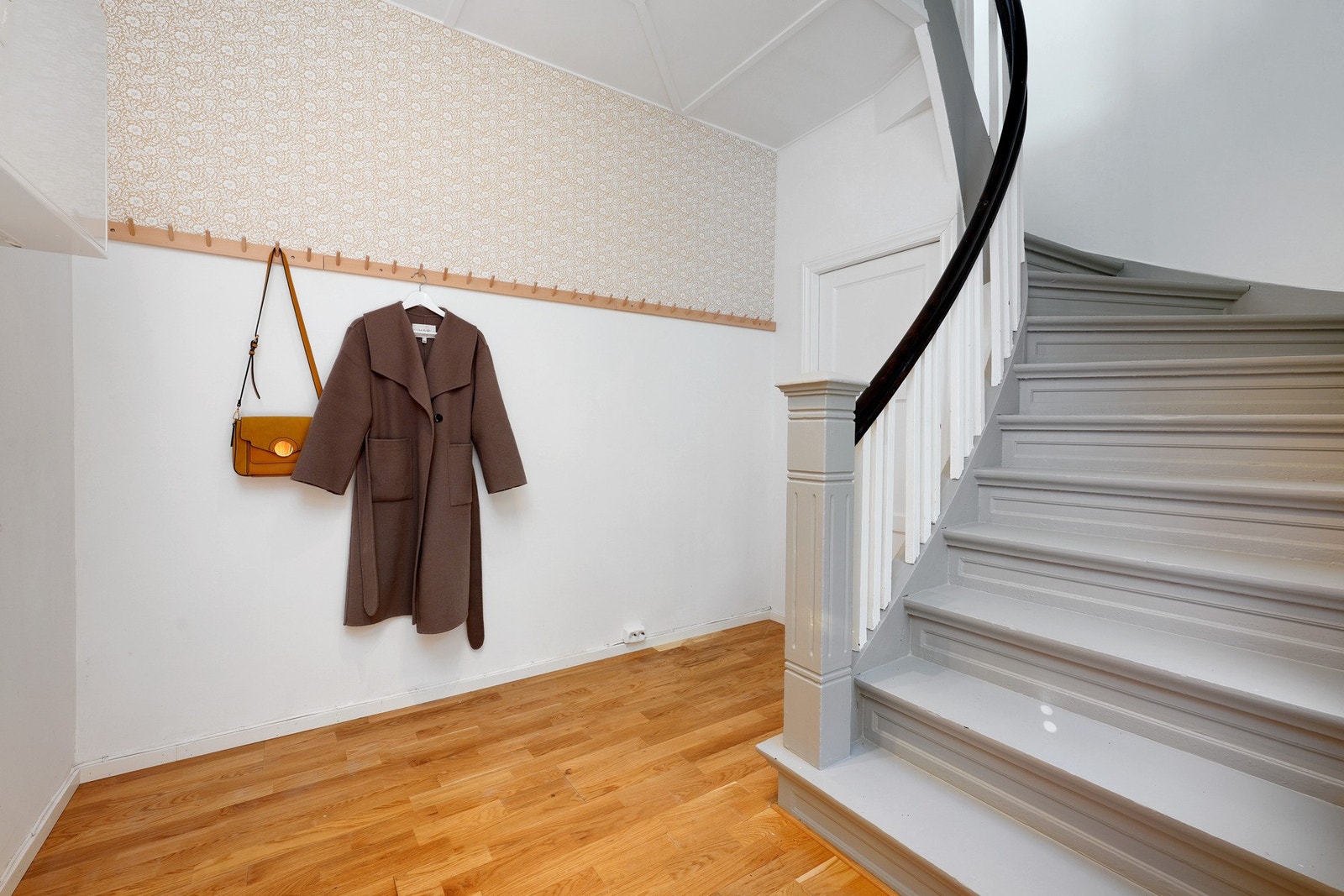 Leiligheten har egen inngang nede, hvor det er et enkelt vaskerom under trappen. Galleribilde