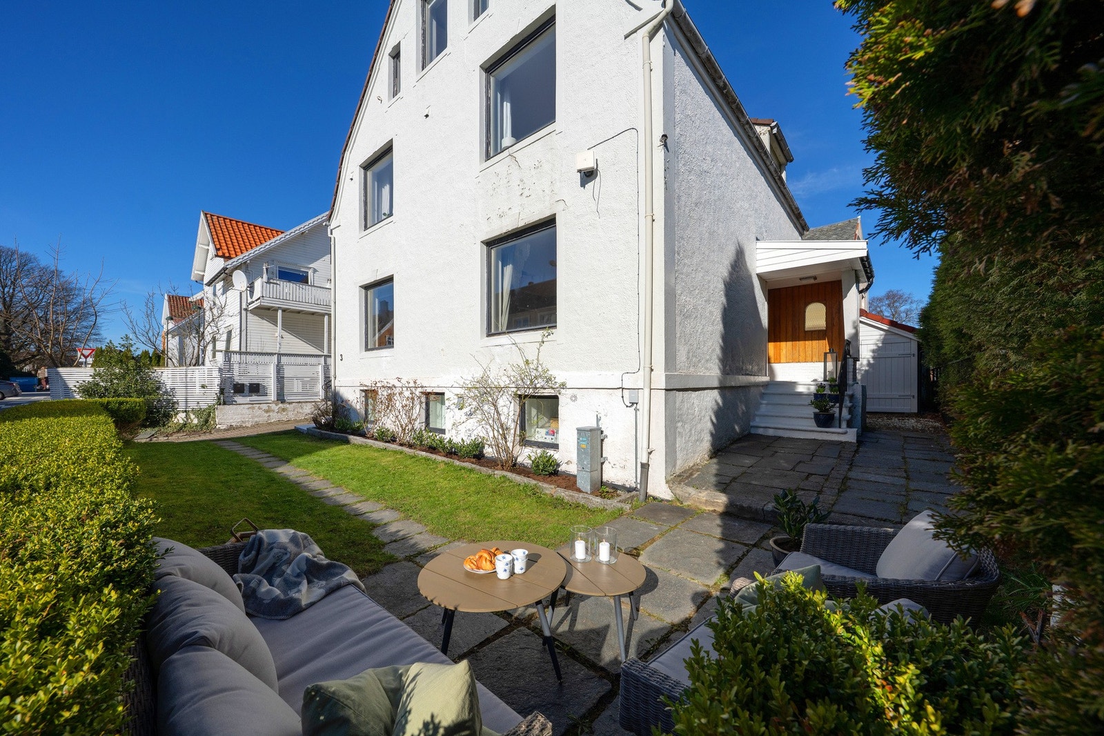 Til høyre i bildet ser vi inngangsdøren til boligen. Leiligheten under har egen inngang på andre siden. Galleribilde