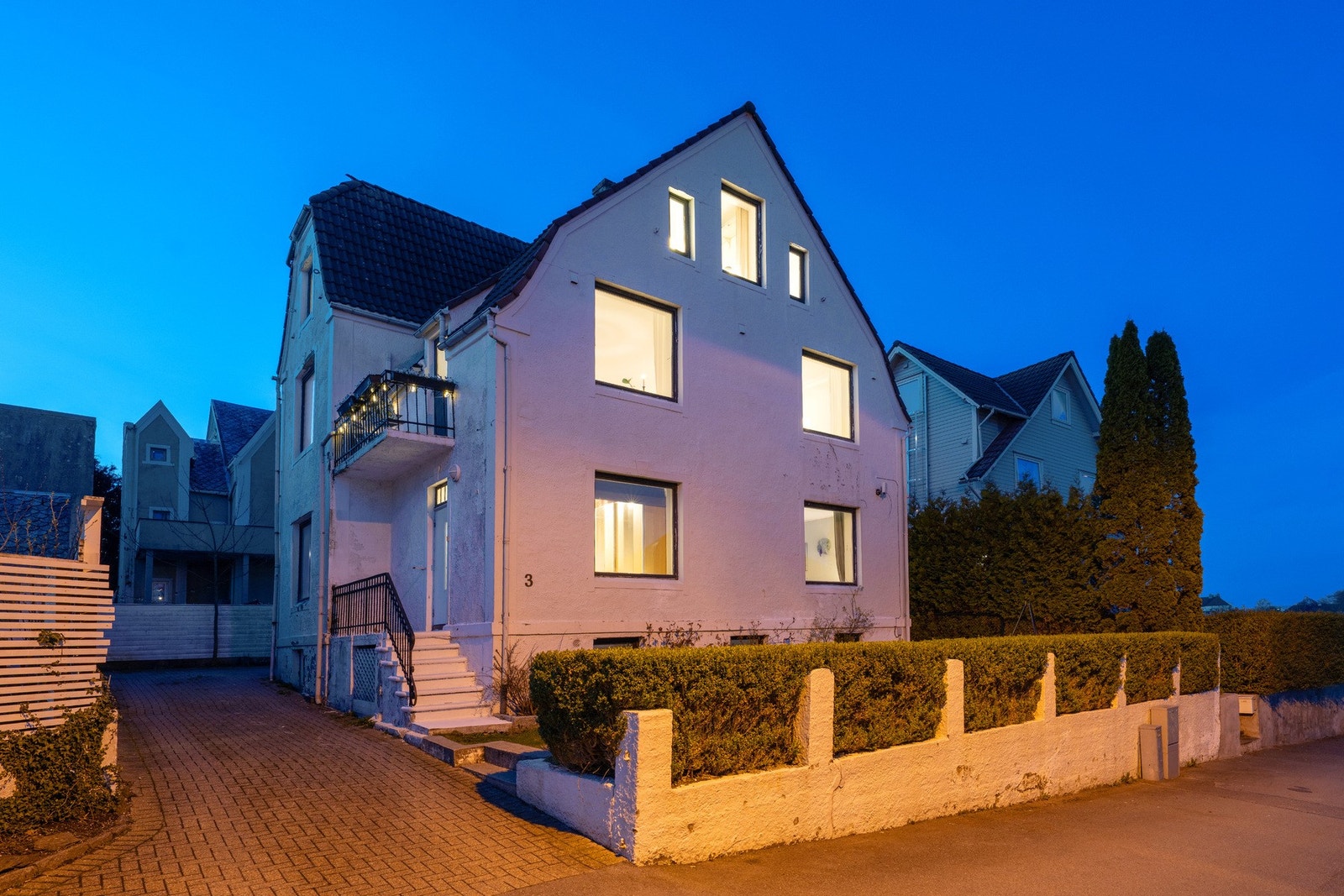 Oppkjørsel med plass til to biler i lengderetning. Galleribilde