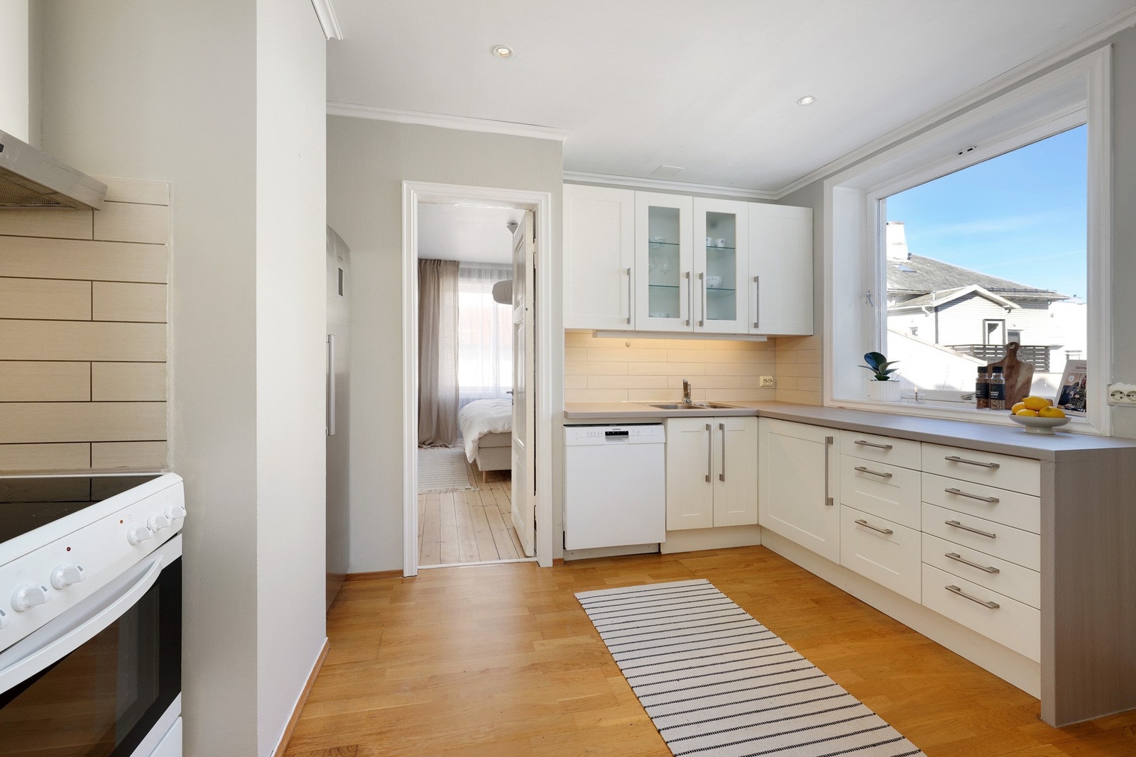 Kjøkken - her er det godt med skap og benkeplass. Galleribilde