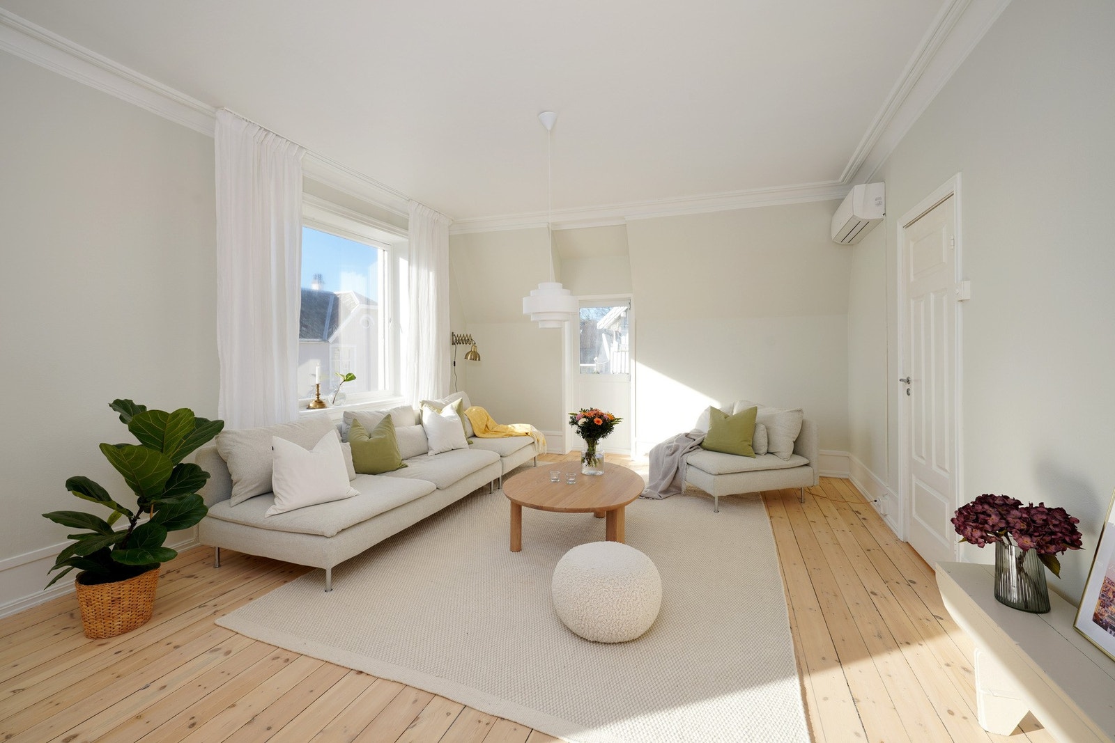 God plass til både sittegruppe og spisebord - utgang til sørvestvendt balkong fra stuen. Galleribilde