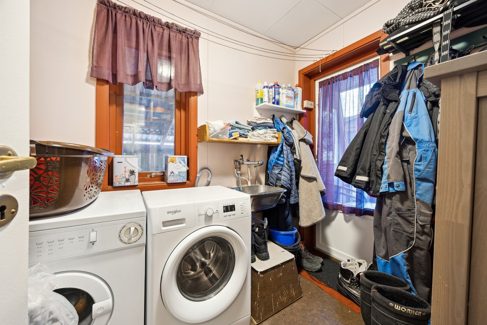 Vaskerom med skyllekar og utgang til platting. Galleribilde