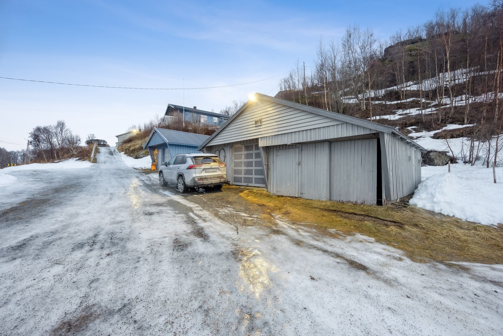 Garasje med både plass til biler og oppbevaring. Galleribilde