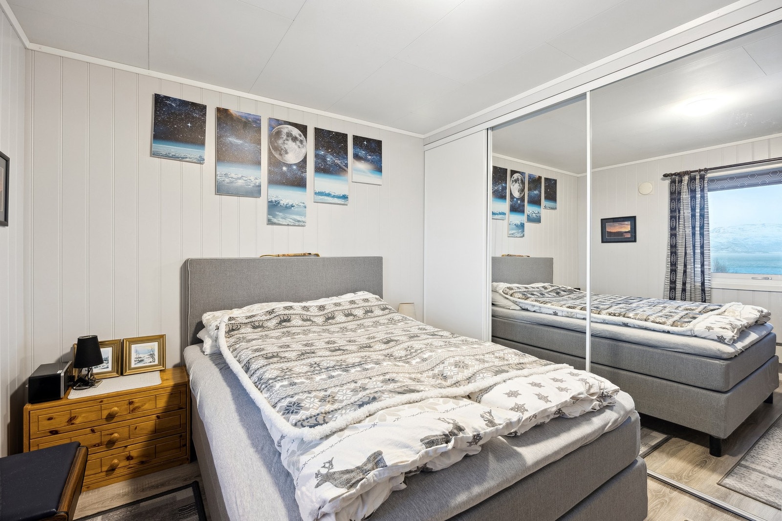 Innredet med skyvedørsgarderobe som har god plass til oppbevaring av klær. Galleribilde