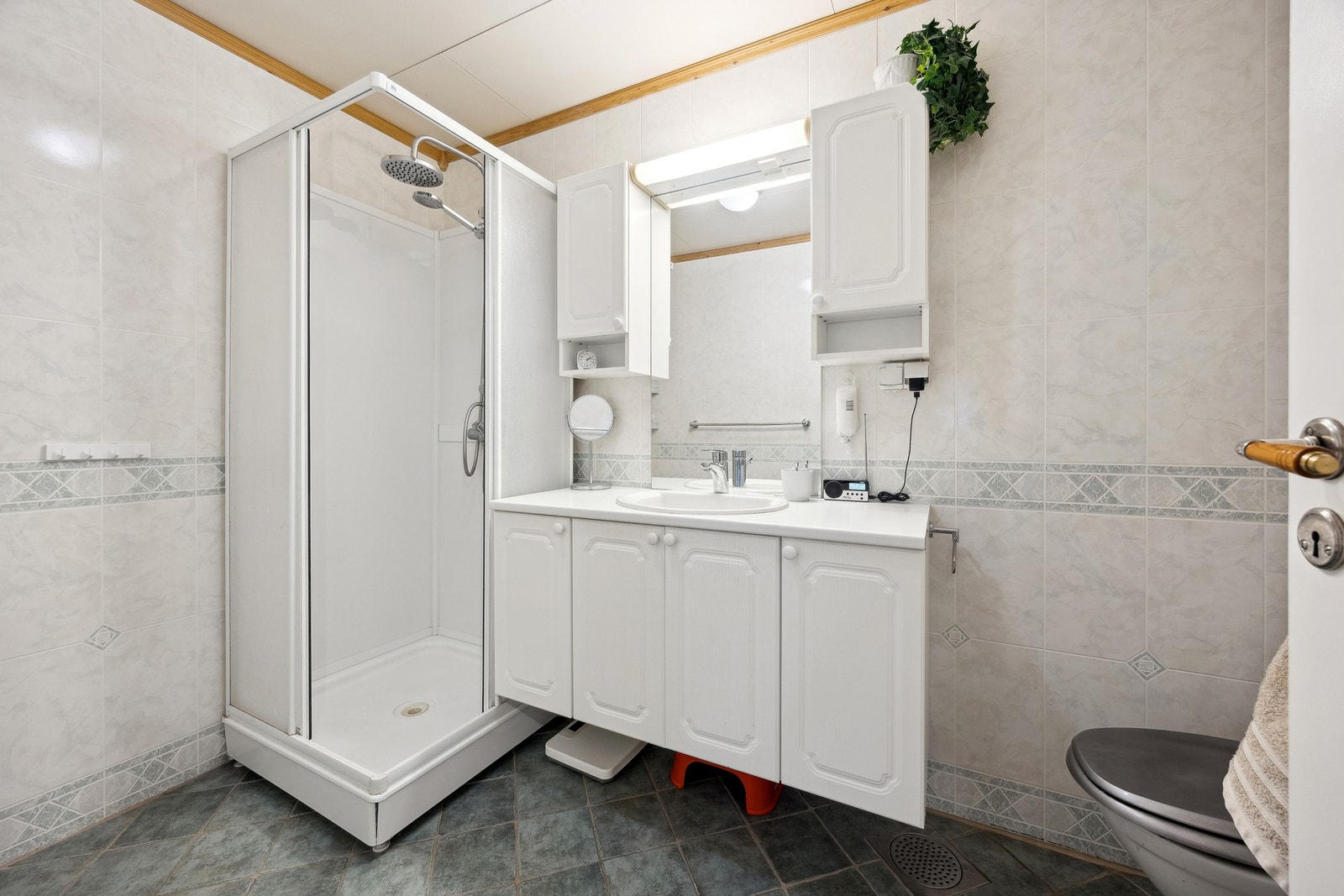 Fliser på gulv og våtromsplater på vegger. Galleribilde