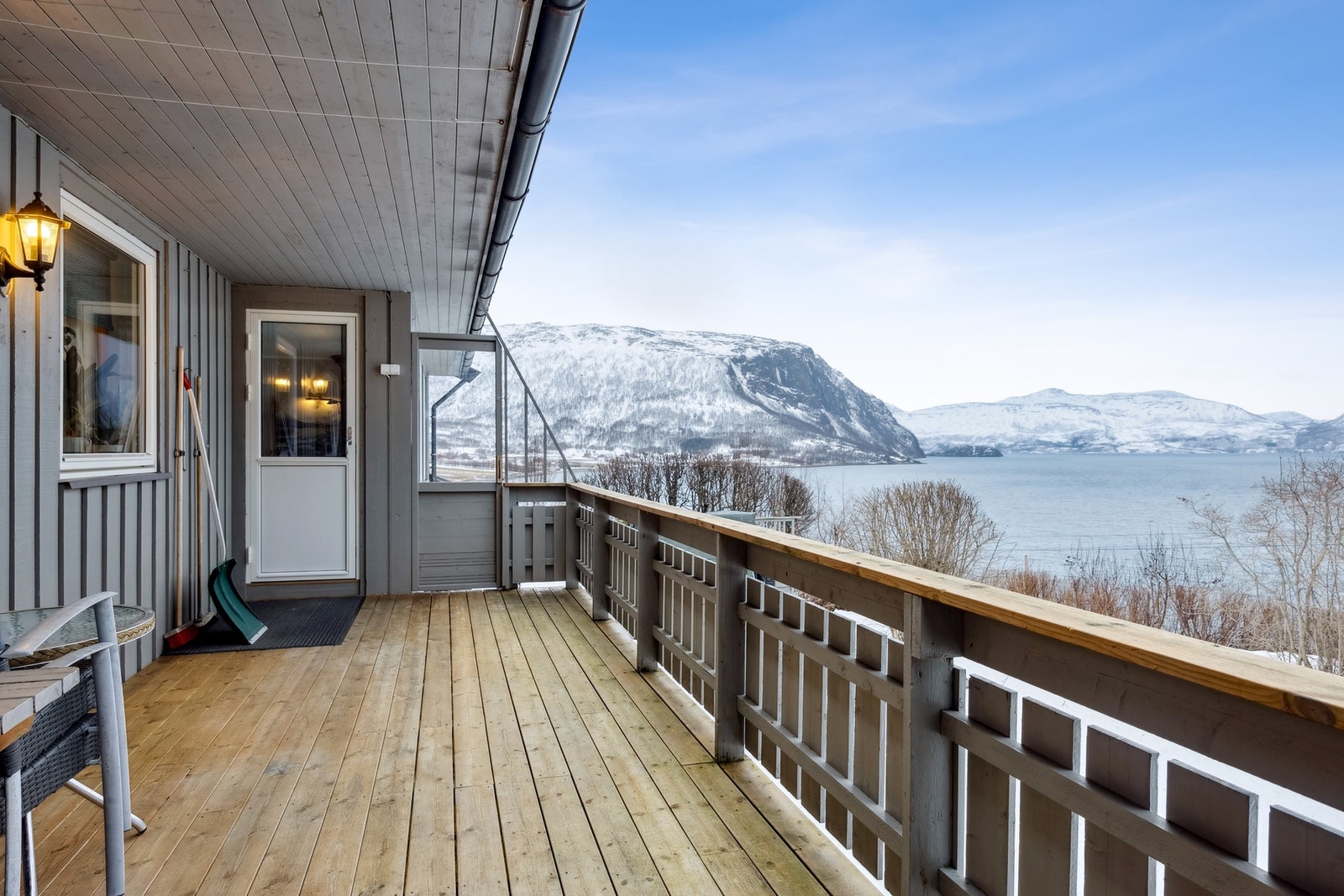 Romslig terrasse med fantastiske sol- og utsiktsforhold! Galleribilde