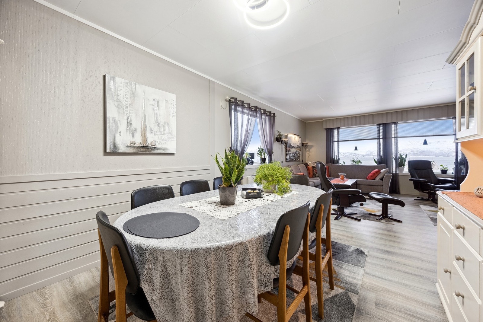 Mellom stue og kjøkken finner du spisestue med god plass til spisebord! Galleribilde