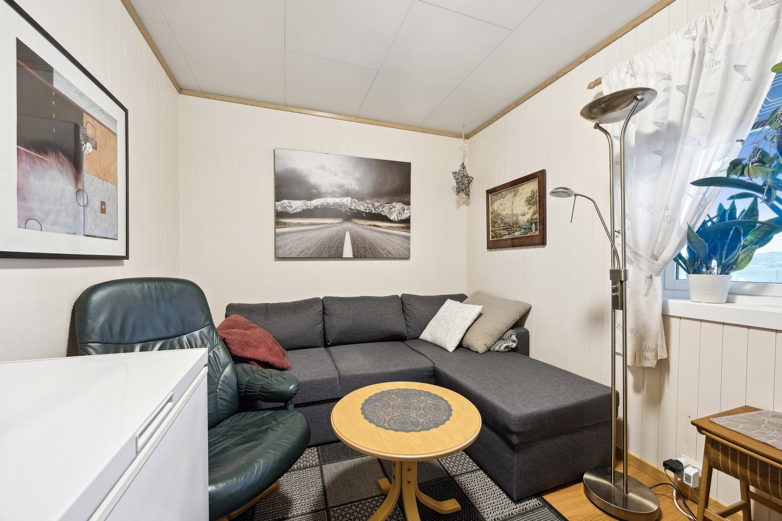 Soverom benyttet som tv-stue, god plass til ulikt møblement. Galleribilde