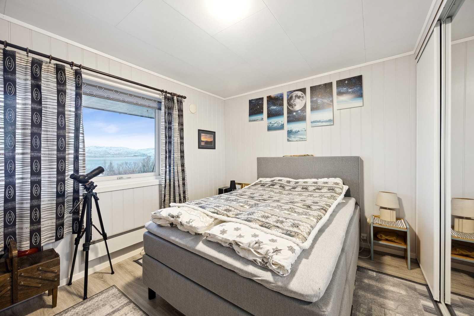 Soverom av god størrelse med god plass til stor seng og andre møbler! Galleribilde