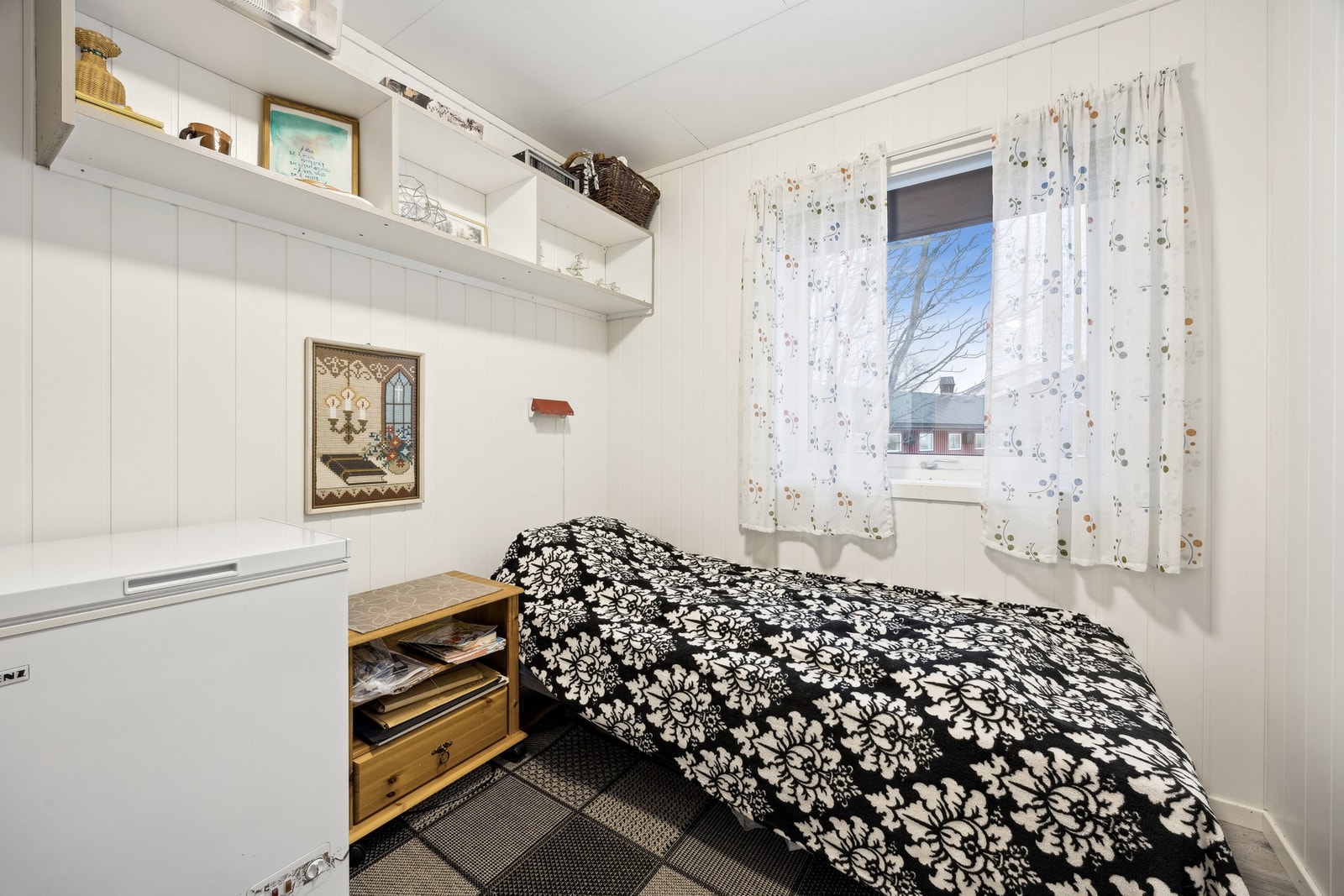 Rom med lyse vegger og god plass til møblement. Galleribilde