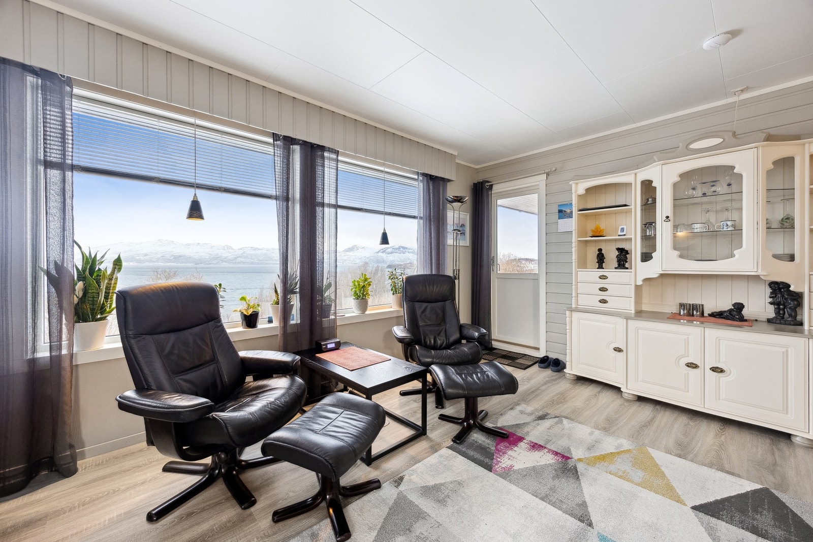 I stuen er det store vindusflater som skaper godt med naturlig lysinnslipp. Galleribilde