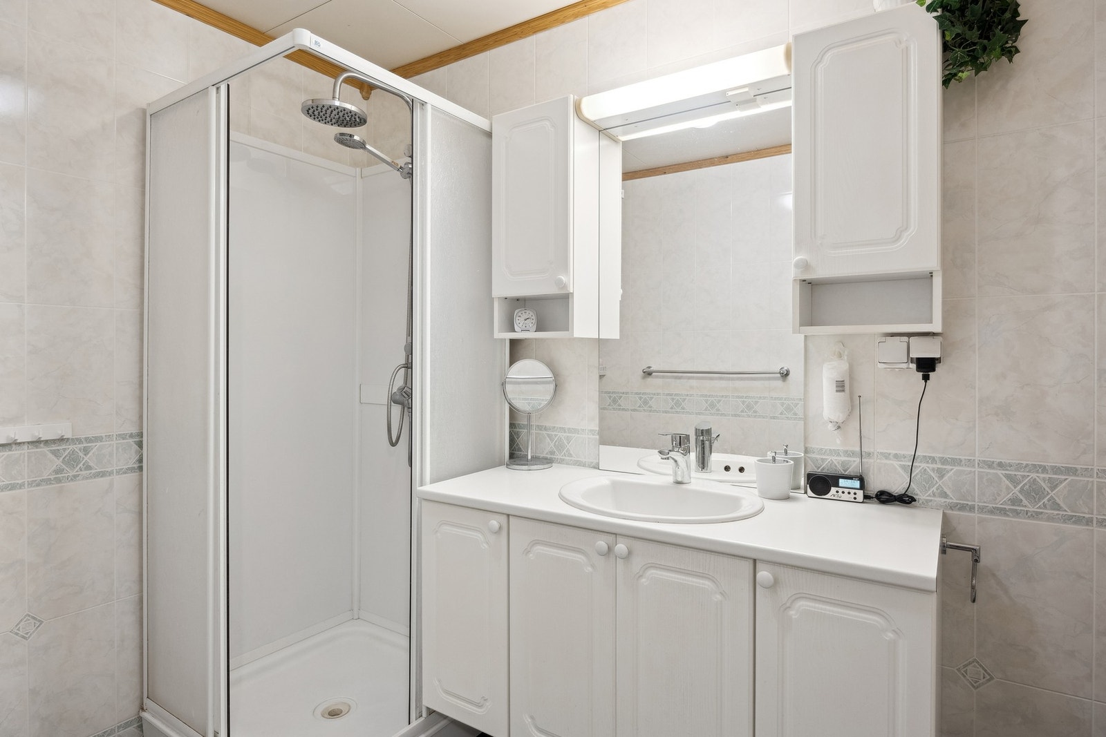 Romslig bad med god belysning, lys baderomsinnredning og dusjkabinett. Galleribilde