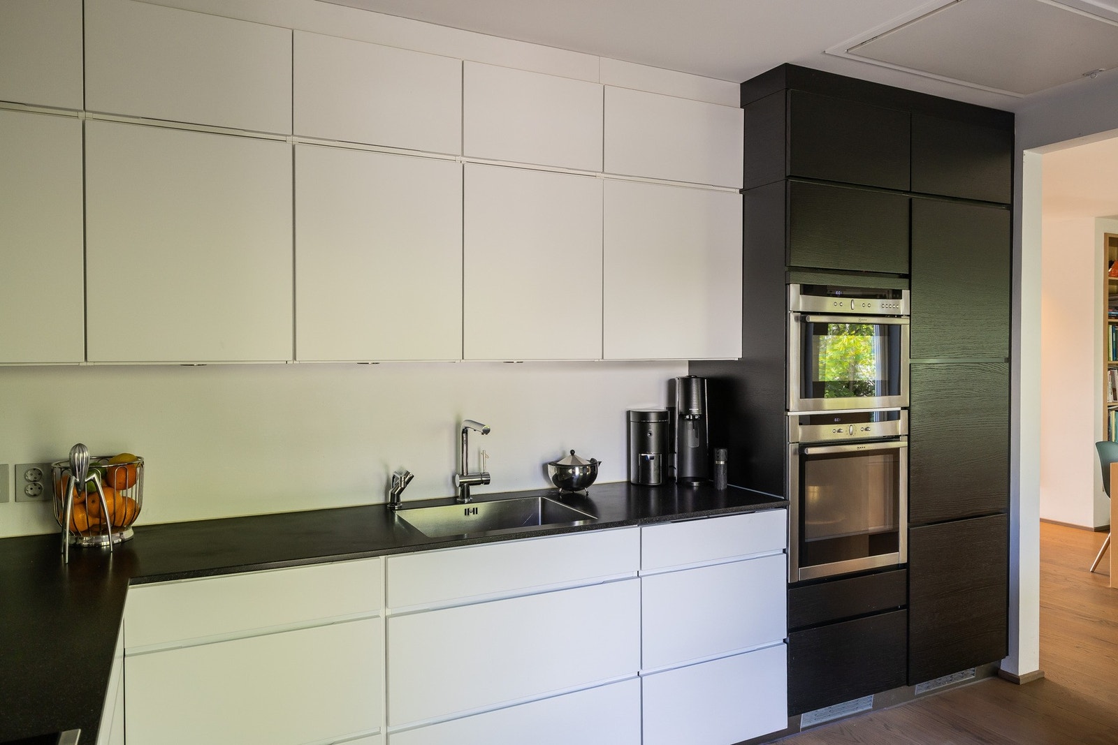 Integrert induksjon platetopp, stekeovn, dampovn, kjøleskap med liten fryseboks samt Miele oppvaskmaskin. Galleribilde