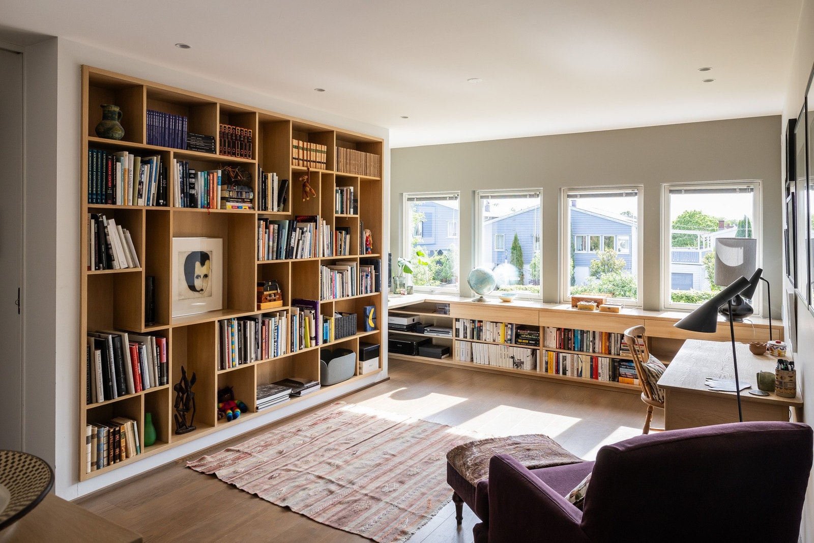 Plassbygget bokhyller med liten arbeidskrok. Galleribilde