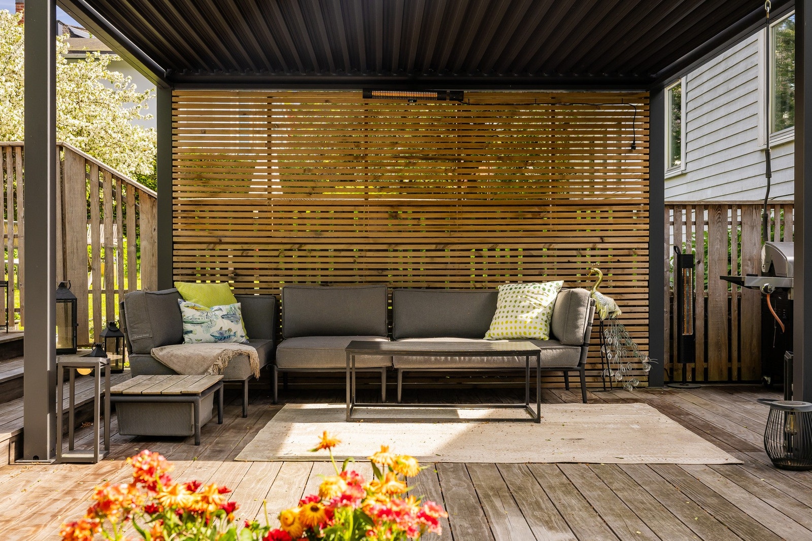 Stor pergola -taket kan lukkes helt eller åpnes for lys
Kebony vedlikeholdsfrie terrassebord. Galleribilde