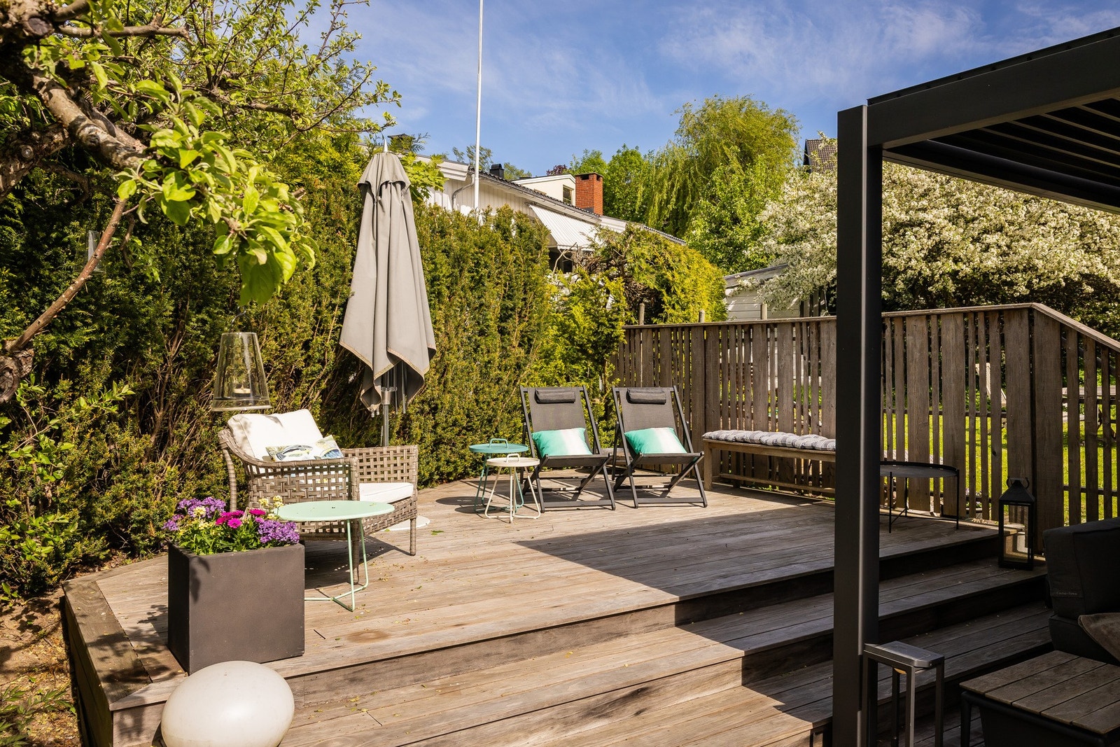 Nye uteområder i 2015. Barlind hekk gir god skjerming (og gjerdet kan tettes) Galleribilde