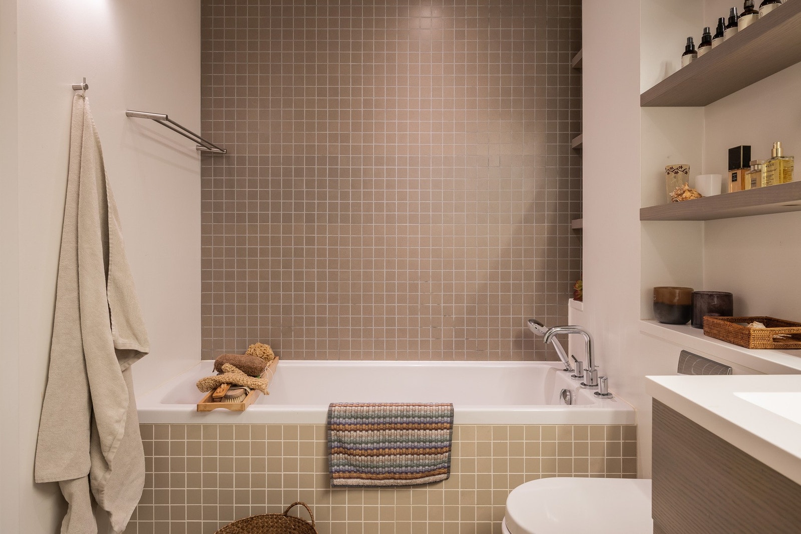 Innfliset badekar. Galleribilde