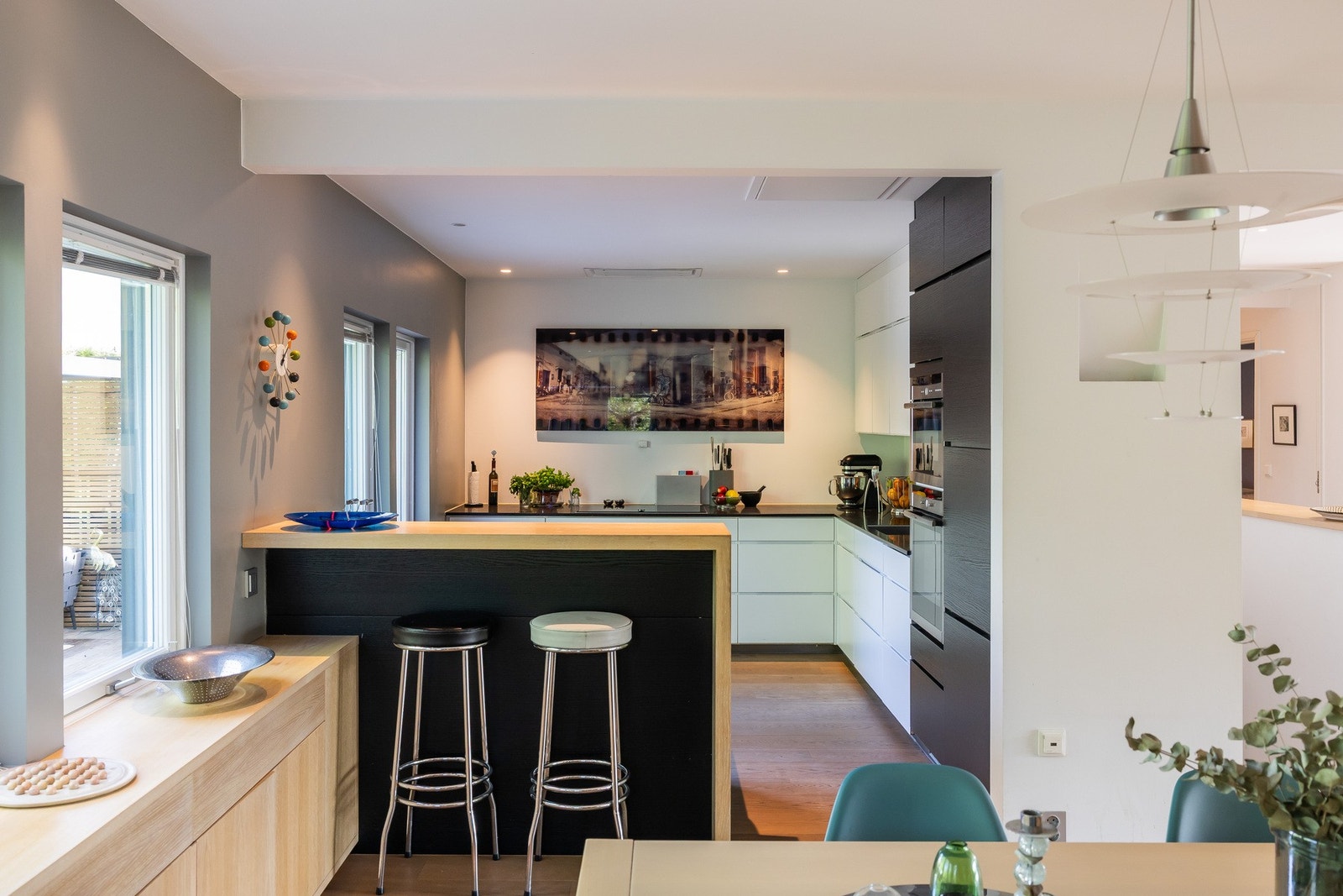 Åpent kjøkken med barløsning. Galleribilde