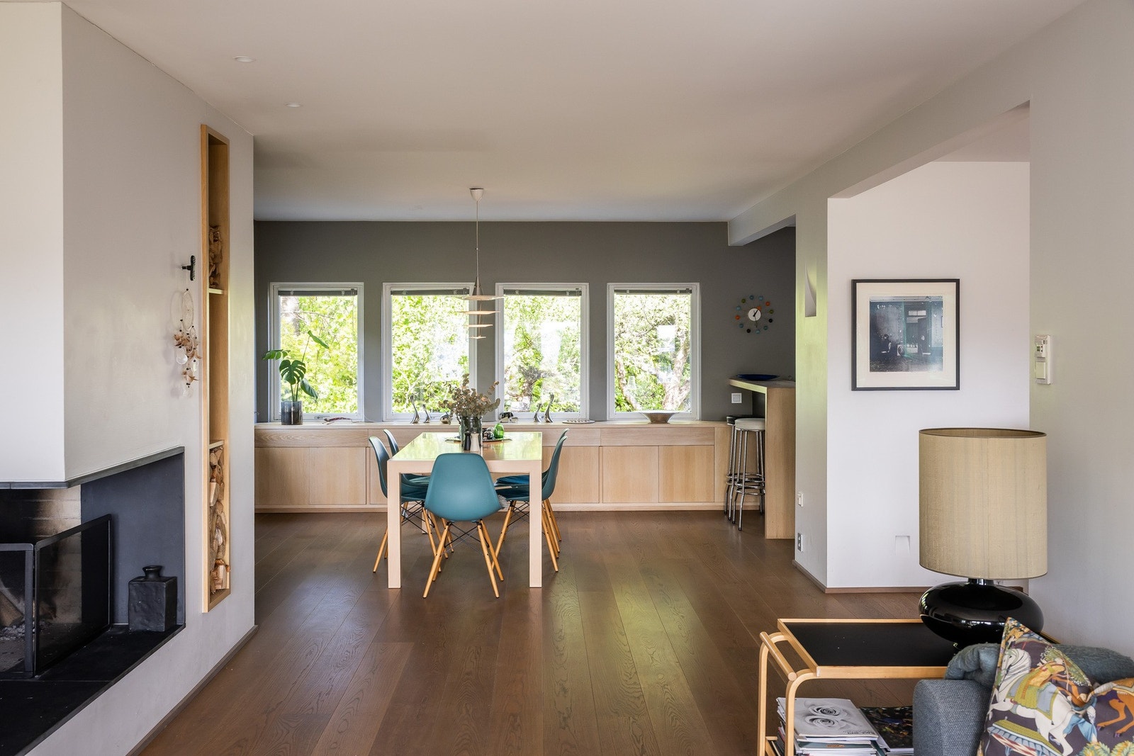 Spisestueavdeling, med god plass til en større sittegruppe. Plassbygget skap/skuffer Galleribilde