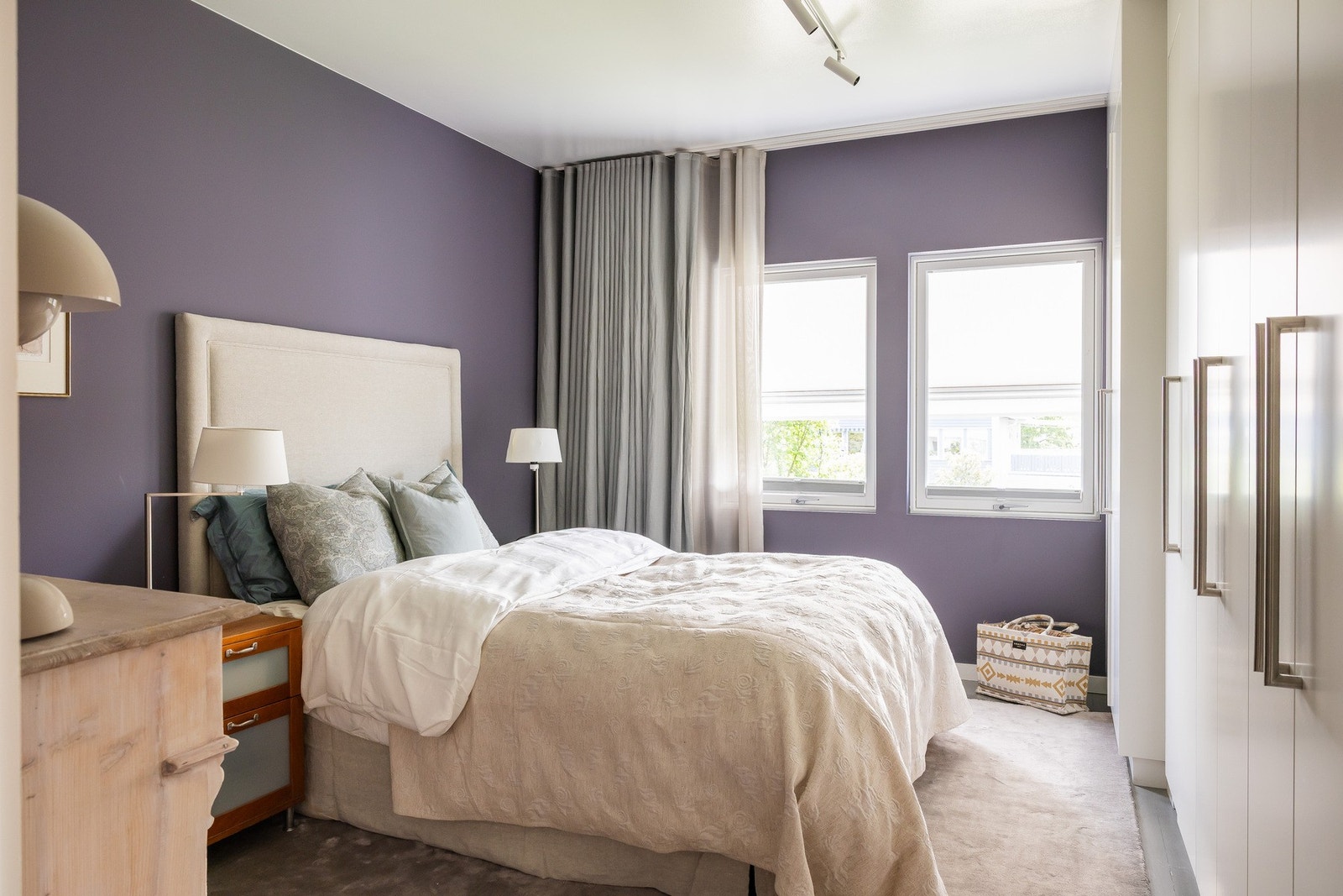 Hovedsoverom av god størrelse med plassbygget garderobe med mye plass. Galleribilde