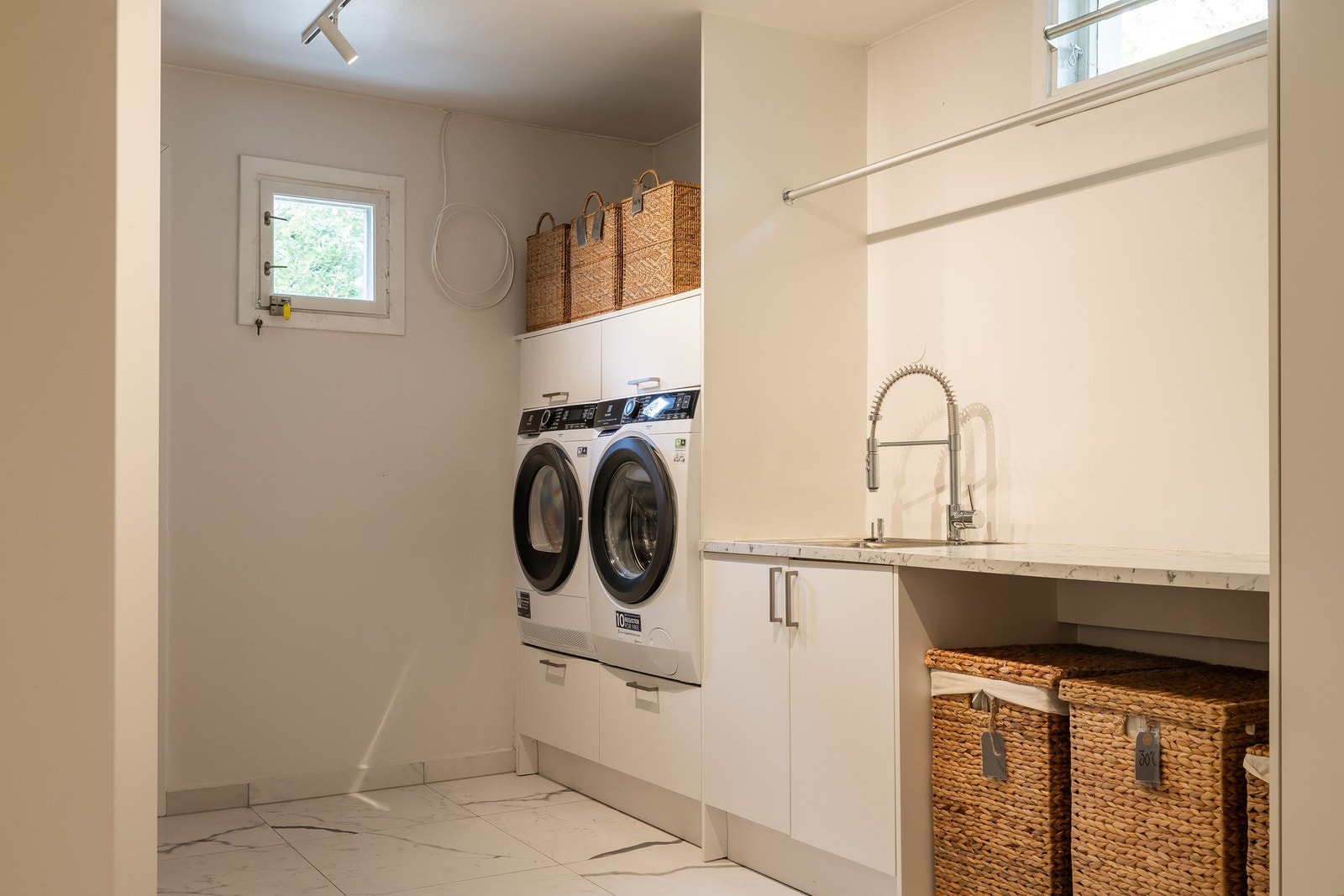 Vaskerom ble renovert i 2020. Flislagt gulv med varmekabler og god skapplass (bl.a. med integrert strykebrett) Galleribilde