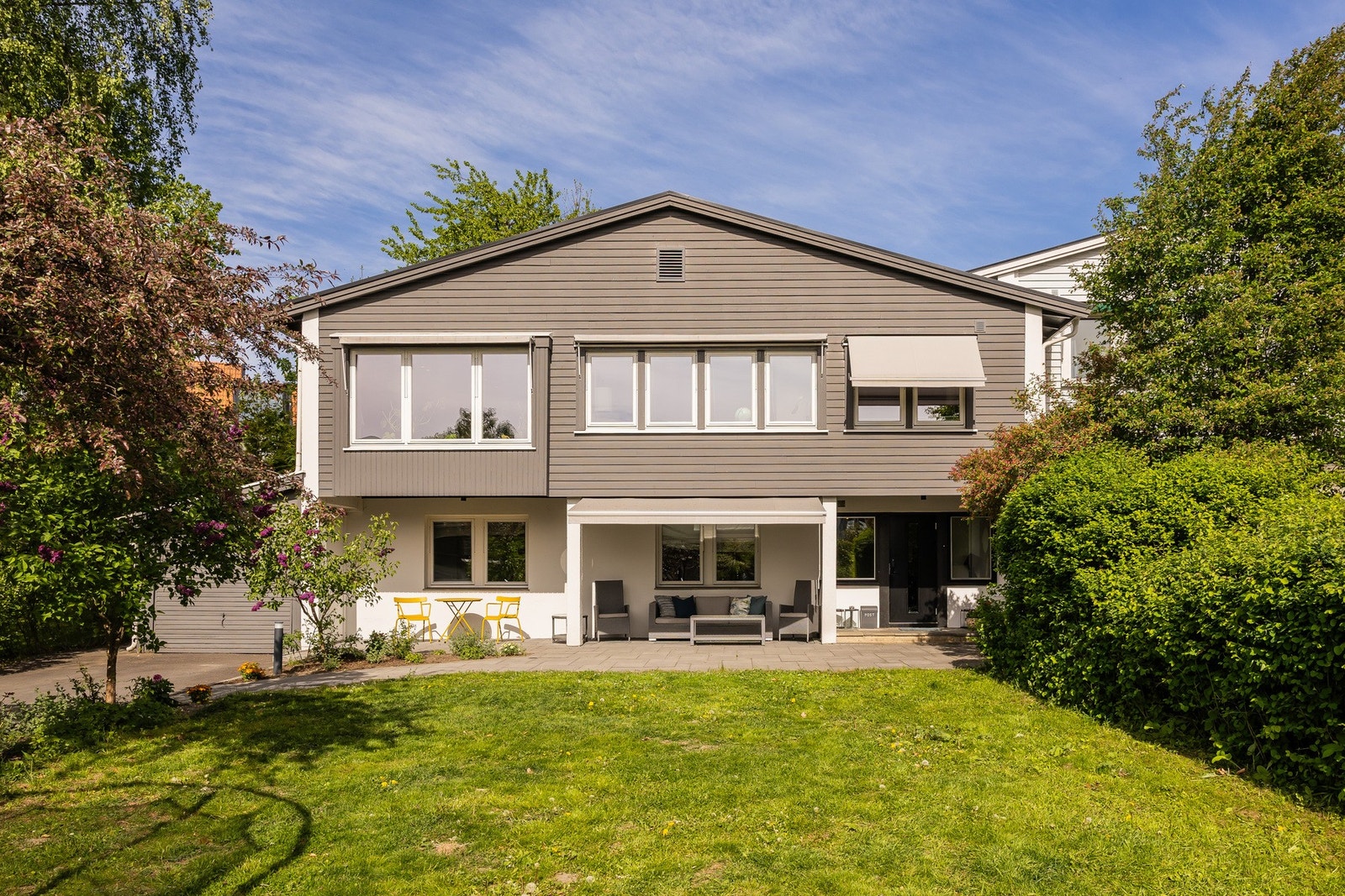 Boligen fikk nytt tak, isolert loft, ny fasade og nye vinduer i 2018. Galleribilde